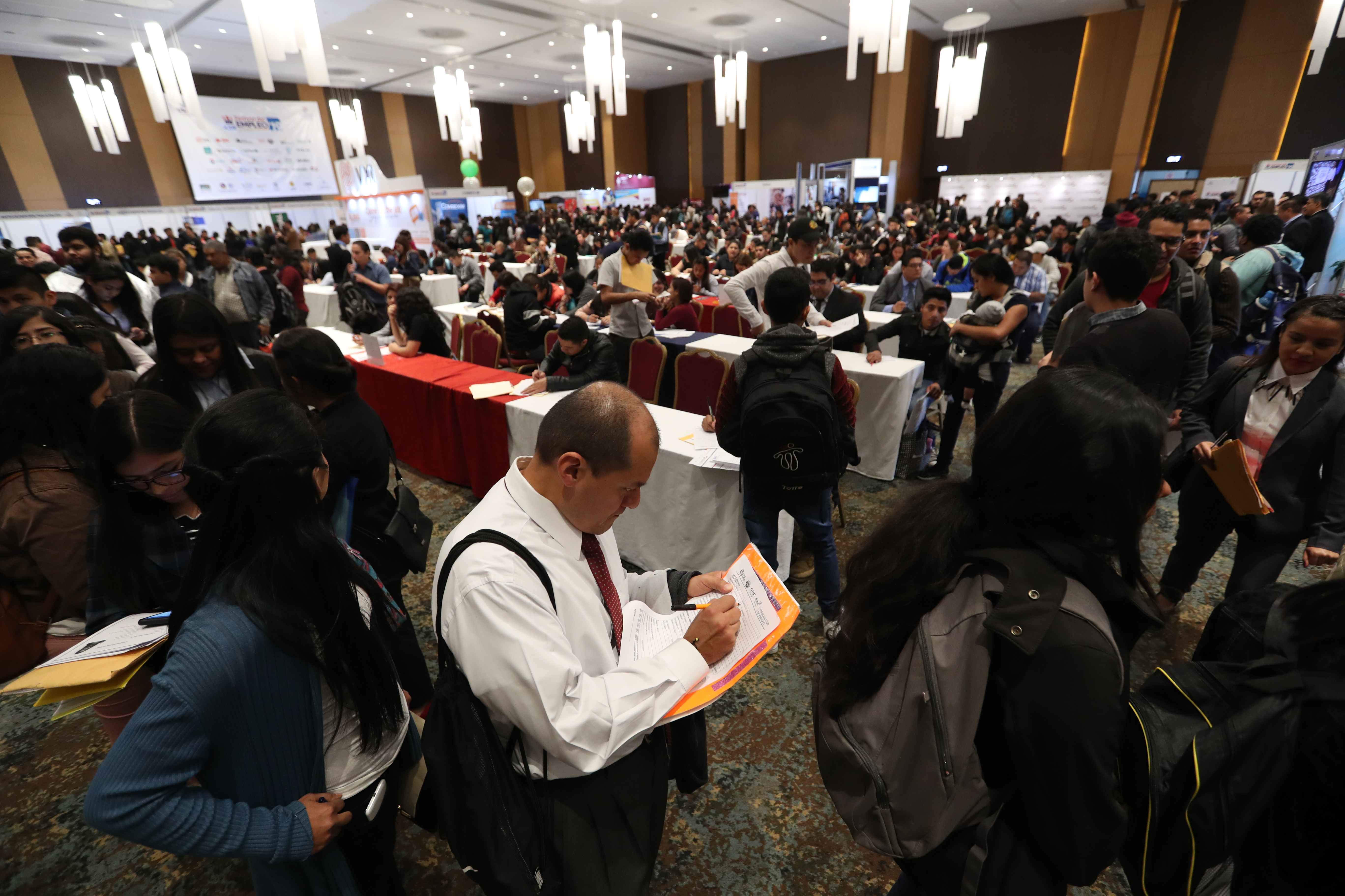 AmCham recomienda llenar el preregistro en la página web para que la entrada de los aspirantes sea más rápida. (Foto Prensa Libre: Carlos Hernández)