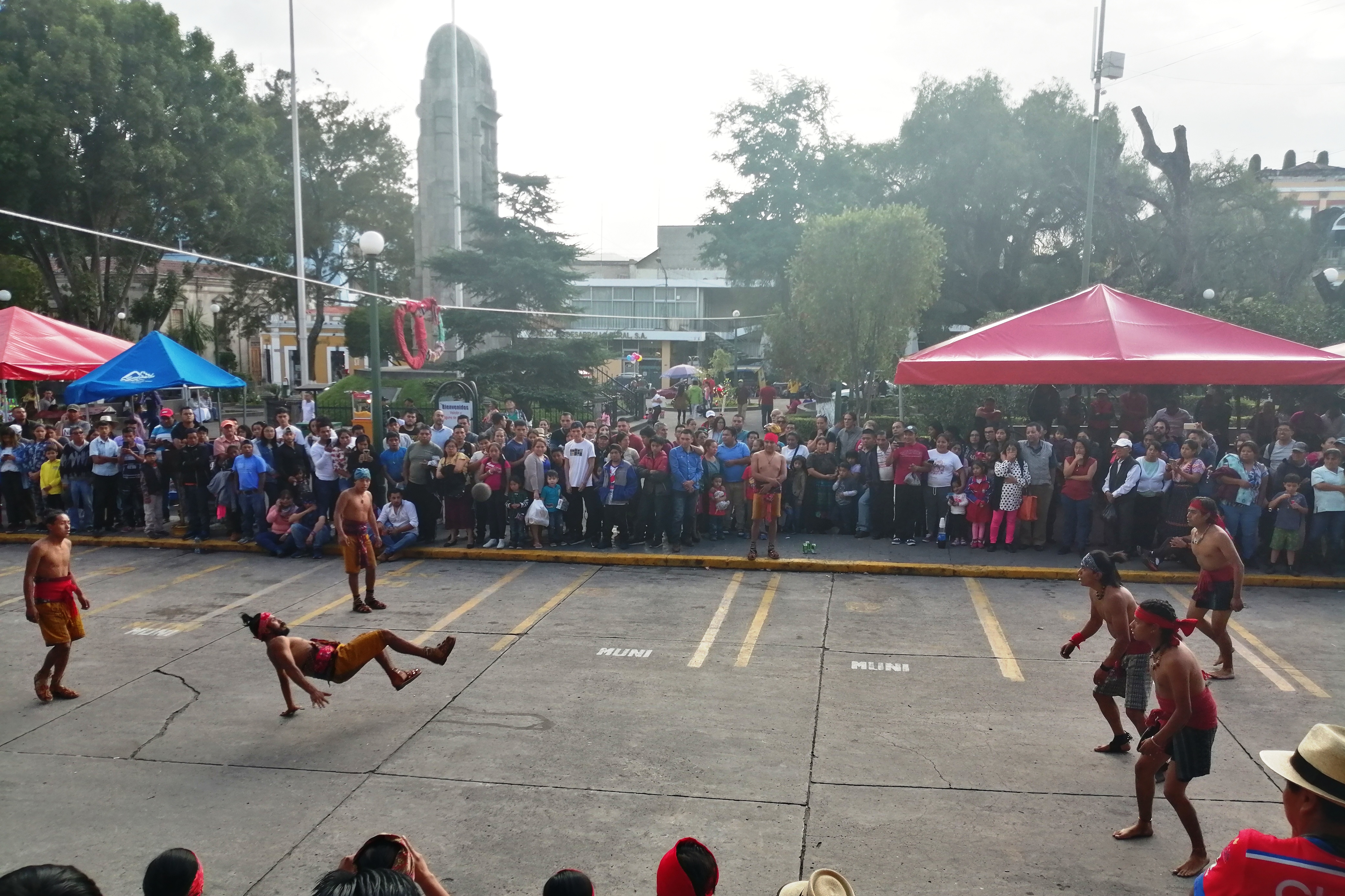 Este domingo fue la primera presentación en Xela del equipo de Juego de Pelota Maya de Quetzaltenango. (Foto Prensa Libre: María Longo) 