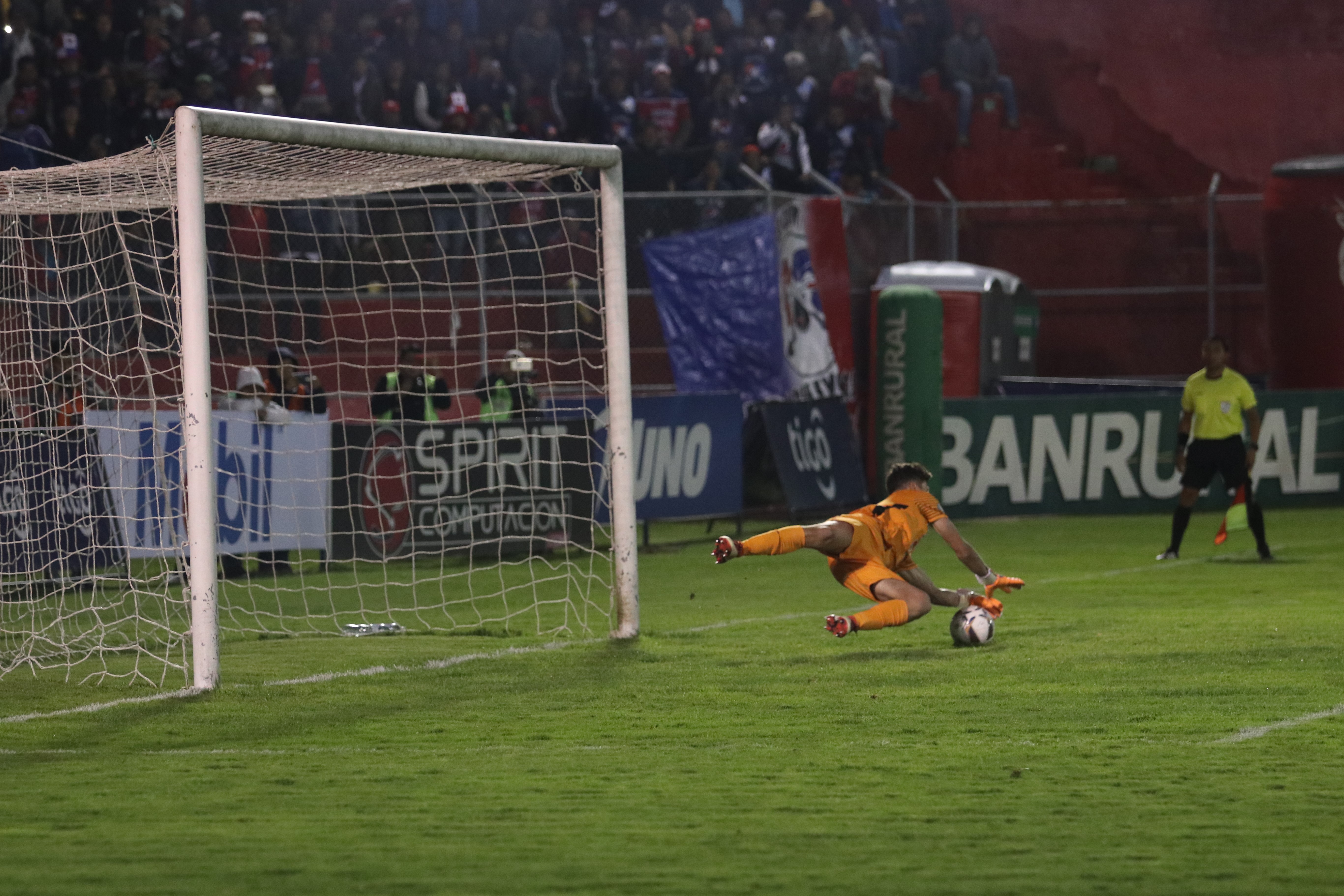 Nicholas Hagen al momento de detener el penalti cobrado por Kamiani. (Foto Prensa Libre: Raúl Juárez)