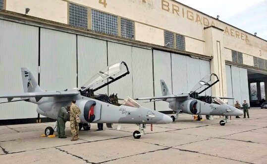 Los dos aviones Pampa III fueron presentados al presidente Jimmy Morales en el aeropuerto de El Palomar, en Argentina. (Foto Prensa Libre: Cortesía) 