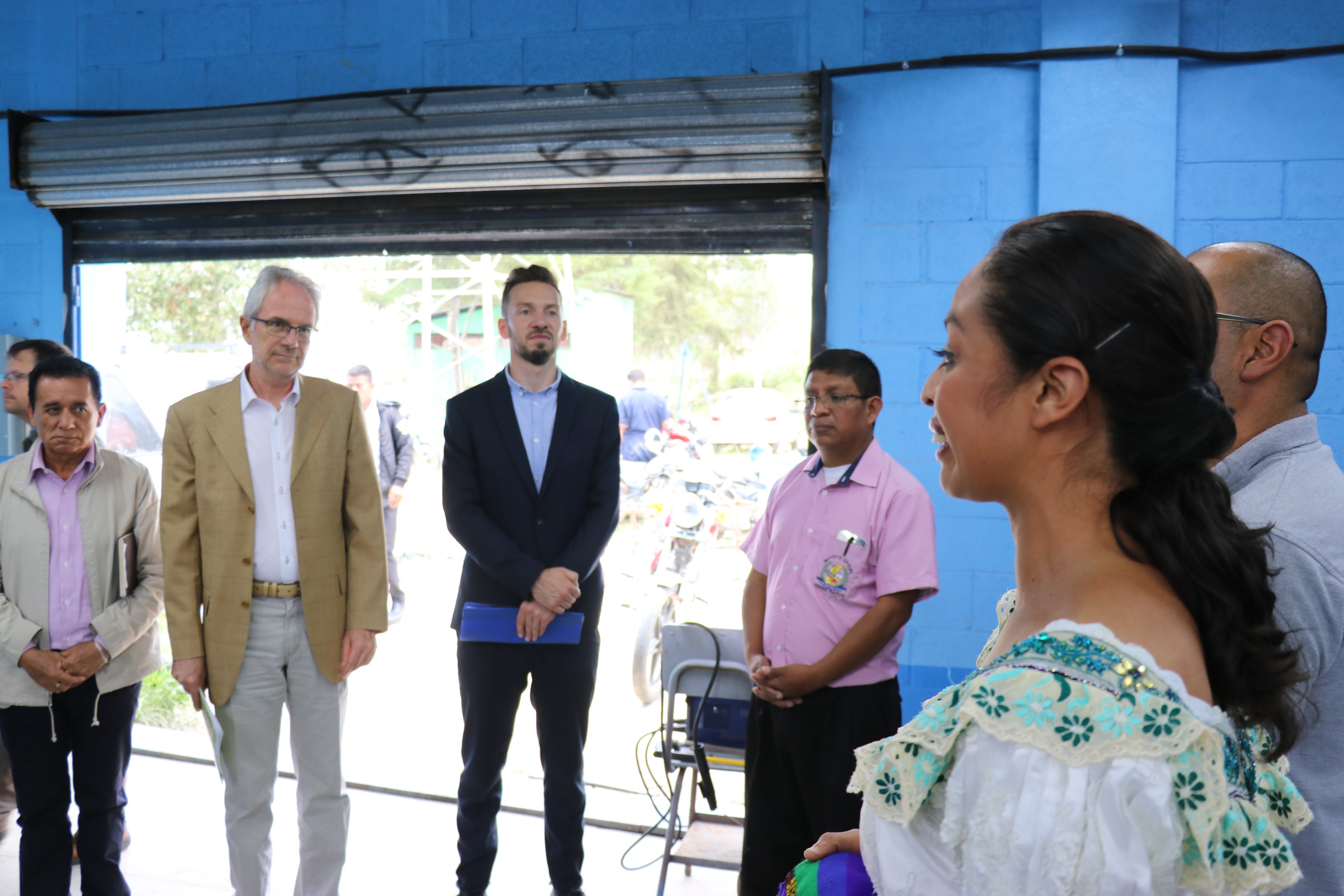 Representantes de la Cooperación Alemana supervisan las instalaciones del instituto INEB en Cunén, Quiché. (Foto Prensa Libre: Héctor Cordero)