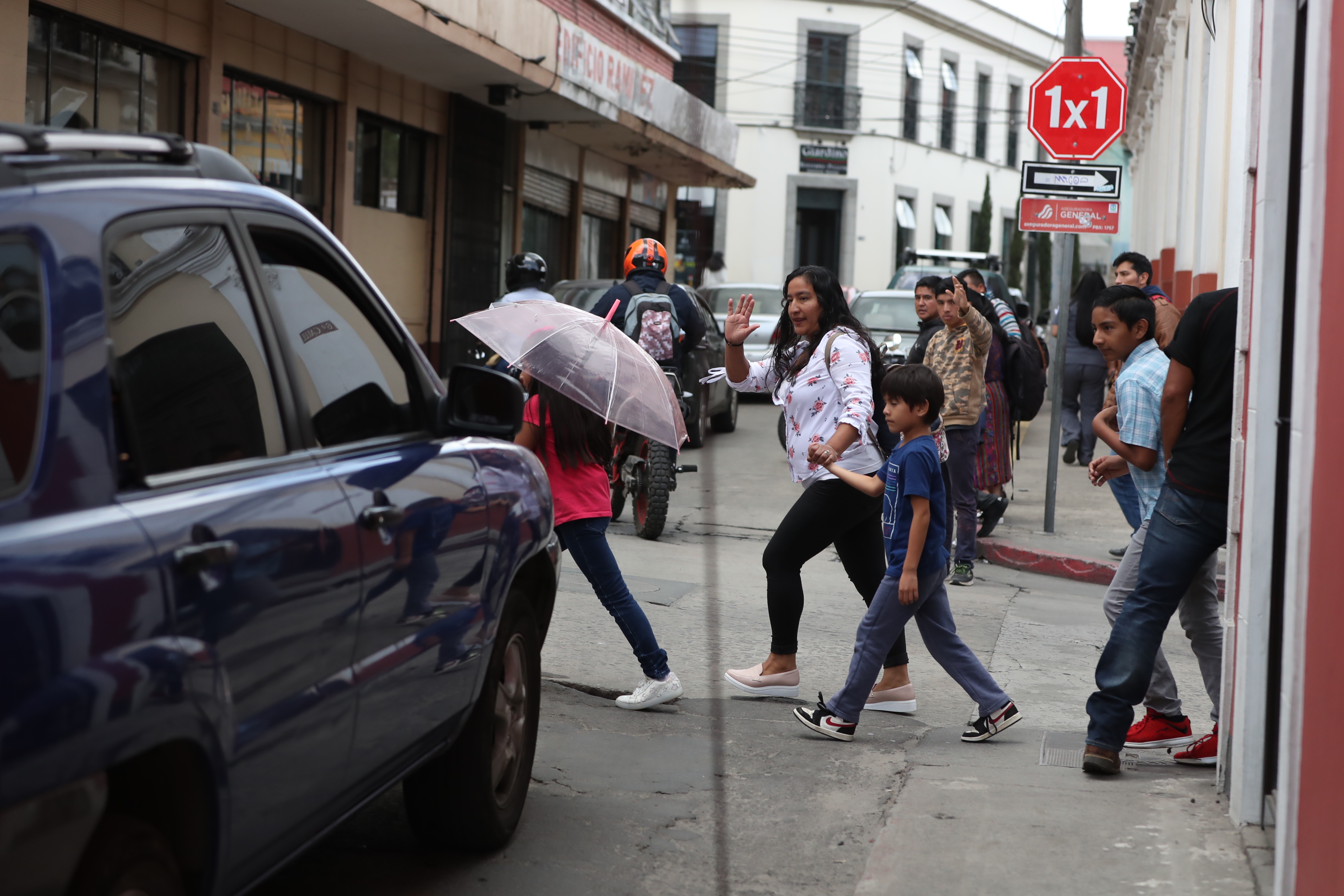 El plan 1 por 1 que implementó la Policía Municipal de Tránsito de Xela busca ordenar el tránsito en la zona 1. (Foto Prensa Libre: Mynor Toc)