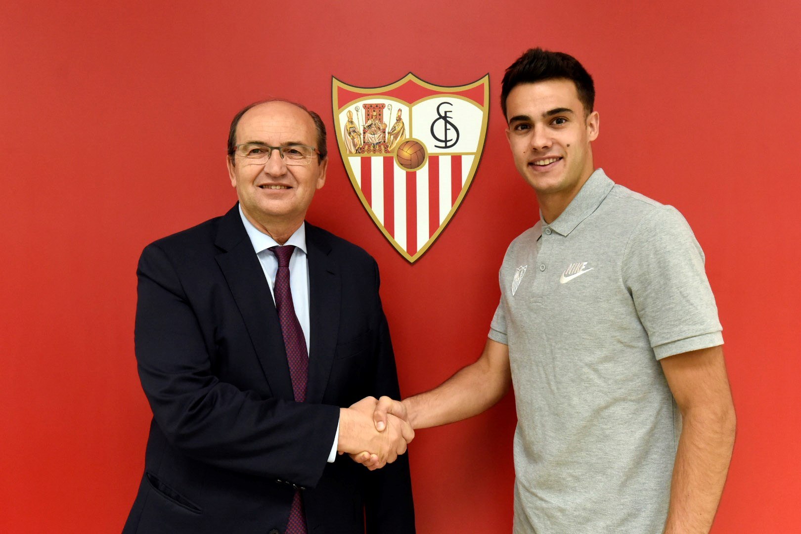 El presidente del club sevillista, José Castro (i), le estrecha la mano al lateral zurdo Sergio Reguilón, tras pasar la revisión médica a su llegada hoy a la capital hispalense para incorporarse al equipo donde jugará esta temporada cedido por el Real Madrid, en el que se reencontrará con Julen Lopetegui, el entrenador que lo hizo debutar en el primer equipo madridista el pasado mes de octubre (Foto Prensa Libre: EFE)