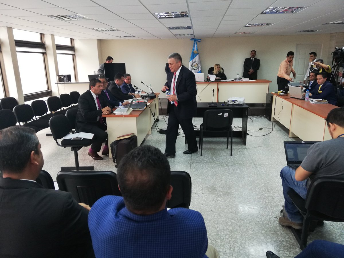 El viceministro de Gobernación, Remberto Ruiz, comparece en el Juzgado de Mayor Riesgo E, por el señalamiento del crimen del sindicalista del IDPP, Manuel Ramírez. (Foto Prensa Libre: Kenneth Monzón)