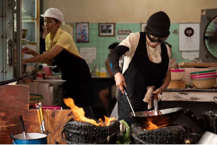 Si está interesado en conocer sobre  ingredientes, recetas y técnicas culinarias y así la evolución histórica de algunos de los platos más famosos, no puede perderse ningún episodio de esta selección de series. (Foto Prensa Libre: Netflix)