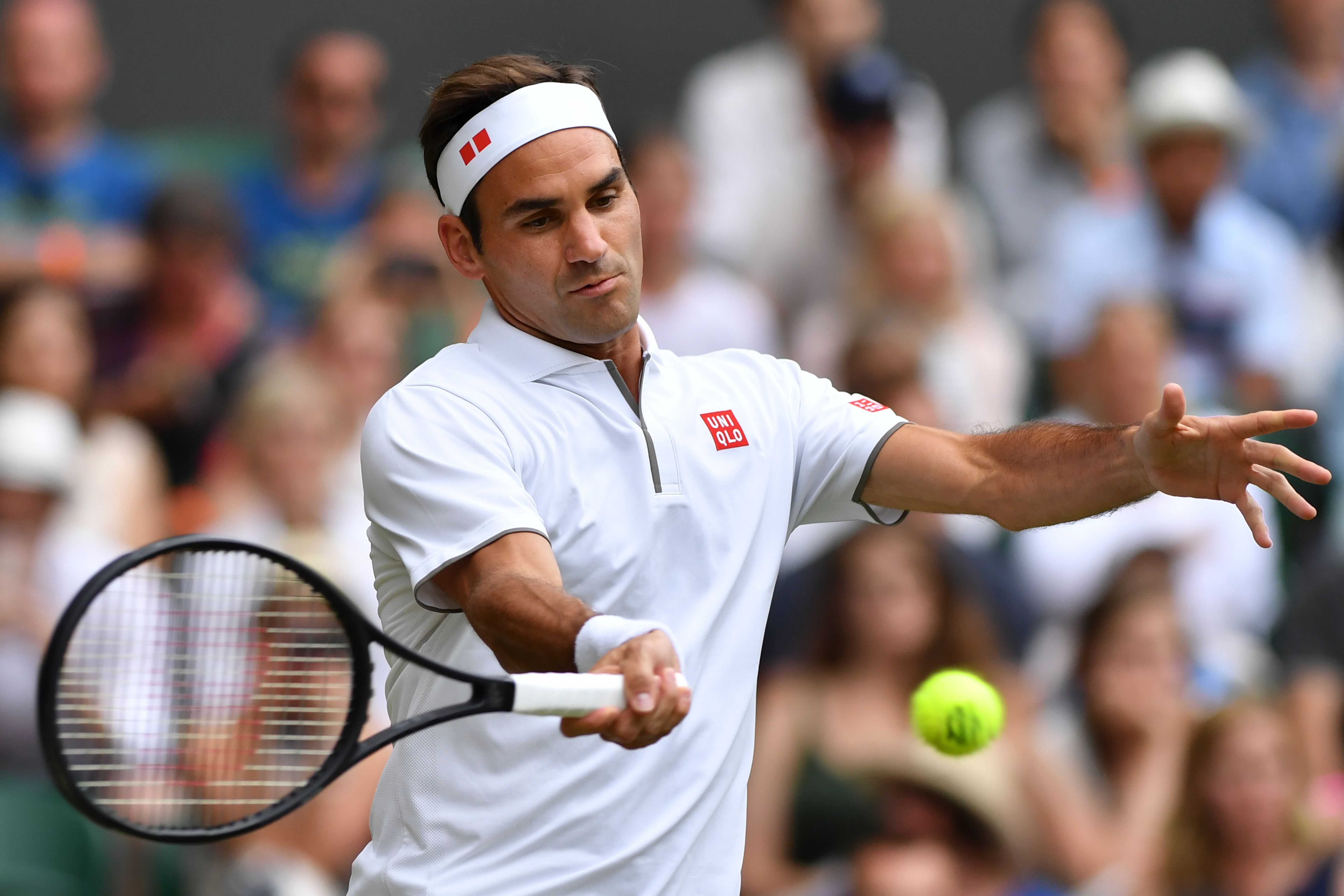 El tenista suizo Roger Federer, superó al francés Lucas Pouille y se clasificó a octavos de final en Wimbledon. (Foto Prensa Libre: AFP).