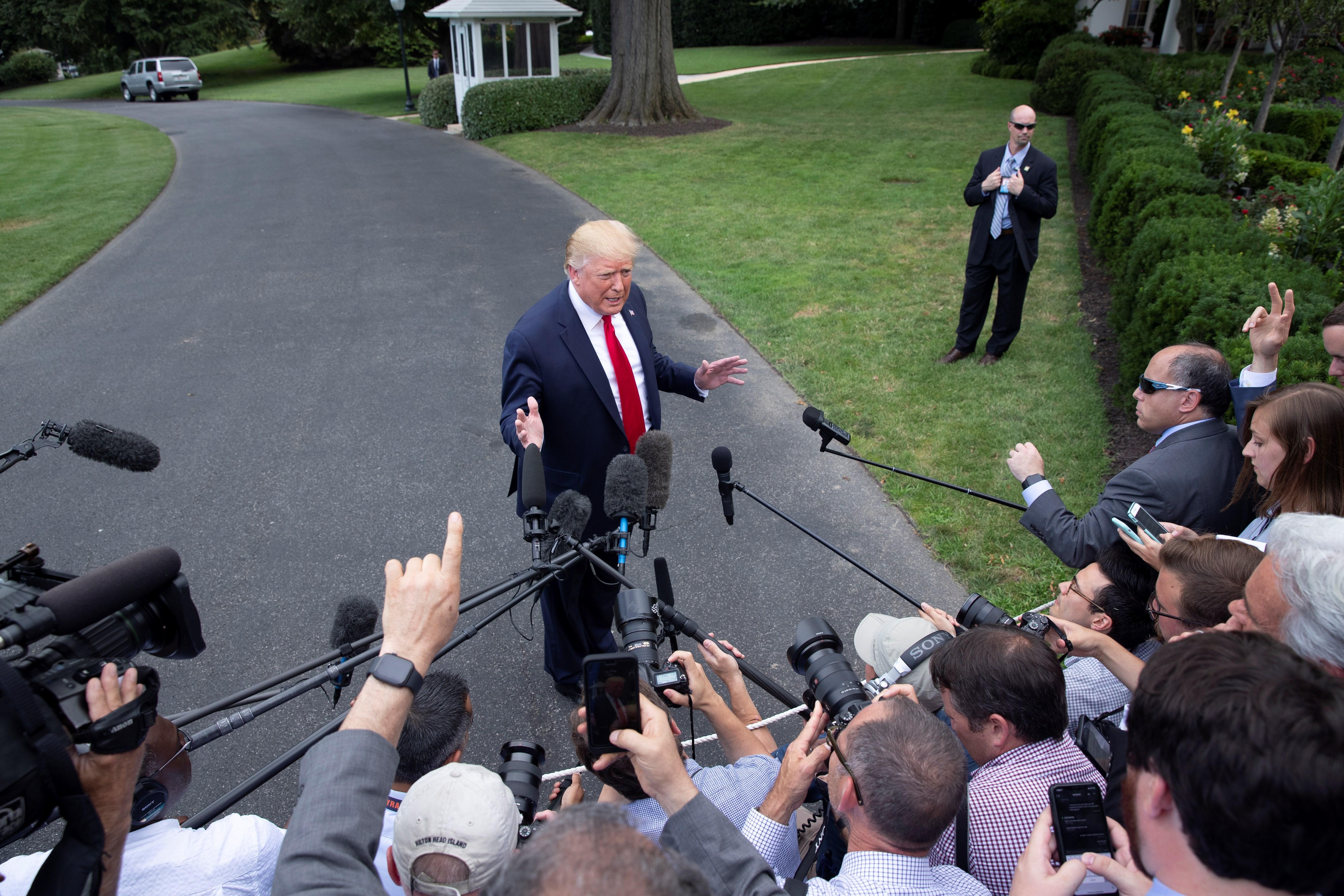 Antes de ir a un mitin de Carolina del Norte, Trump defendió sus comentarios que han sido ampliamente criticados por ser  racistas en relación con cuatro legisladores. (Foto Prensa Libre: EFE). 