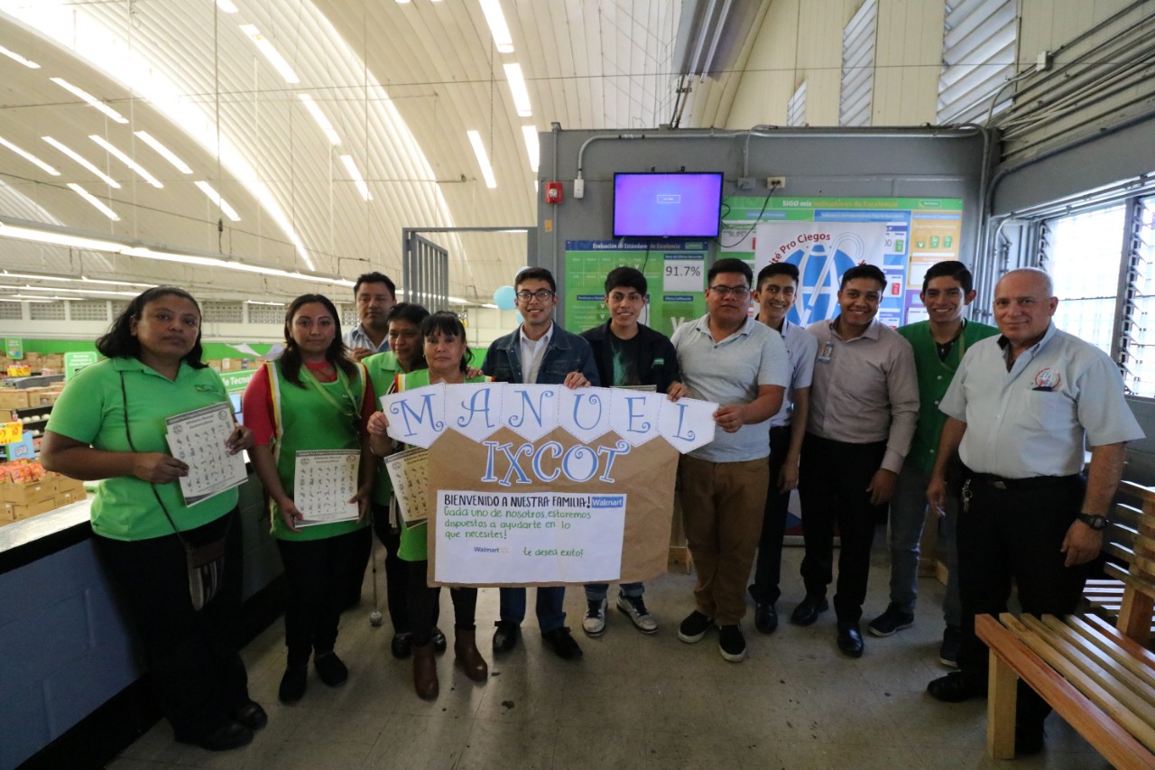 Personal de supermercados es capacitado para trabajar junto a personas con capacidades diferentes. (Foto Prensa Libre: Cortesía)