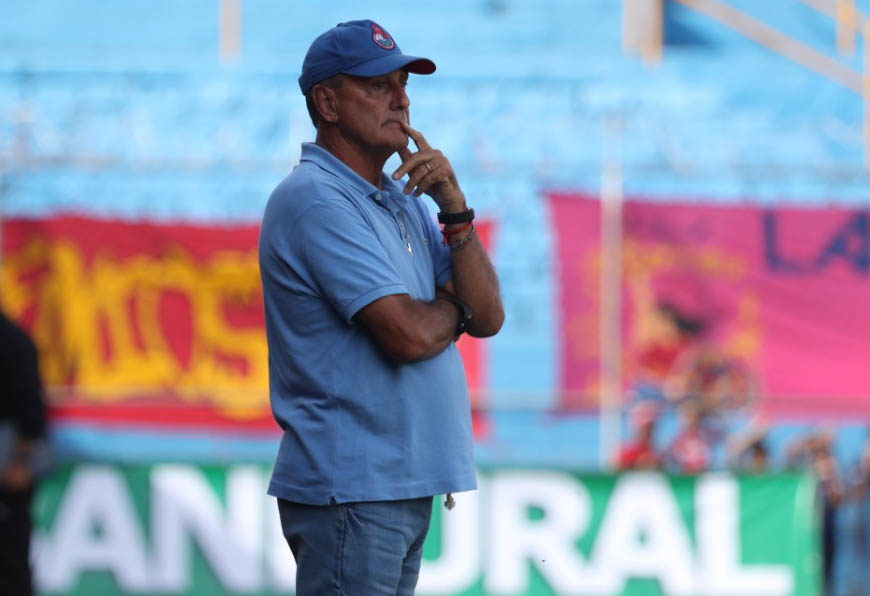 Horacio Cordero estuvo pensativo durante el partido del sábado, en el que Municipal empató 1-1 contra el Real España de Honduras. (Foto Prensa Libre: Francisco Sánchez) 