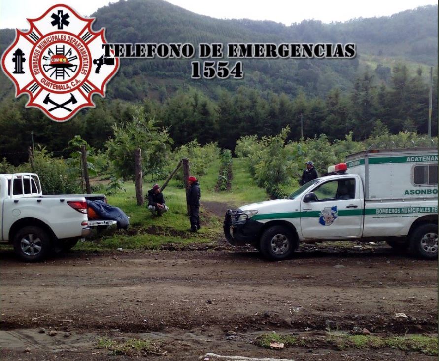 Socorristas observan el cuerpo del canadiense. (Foto: Bomberos Municipales Departamentales)