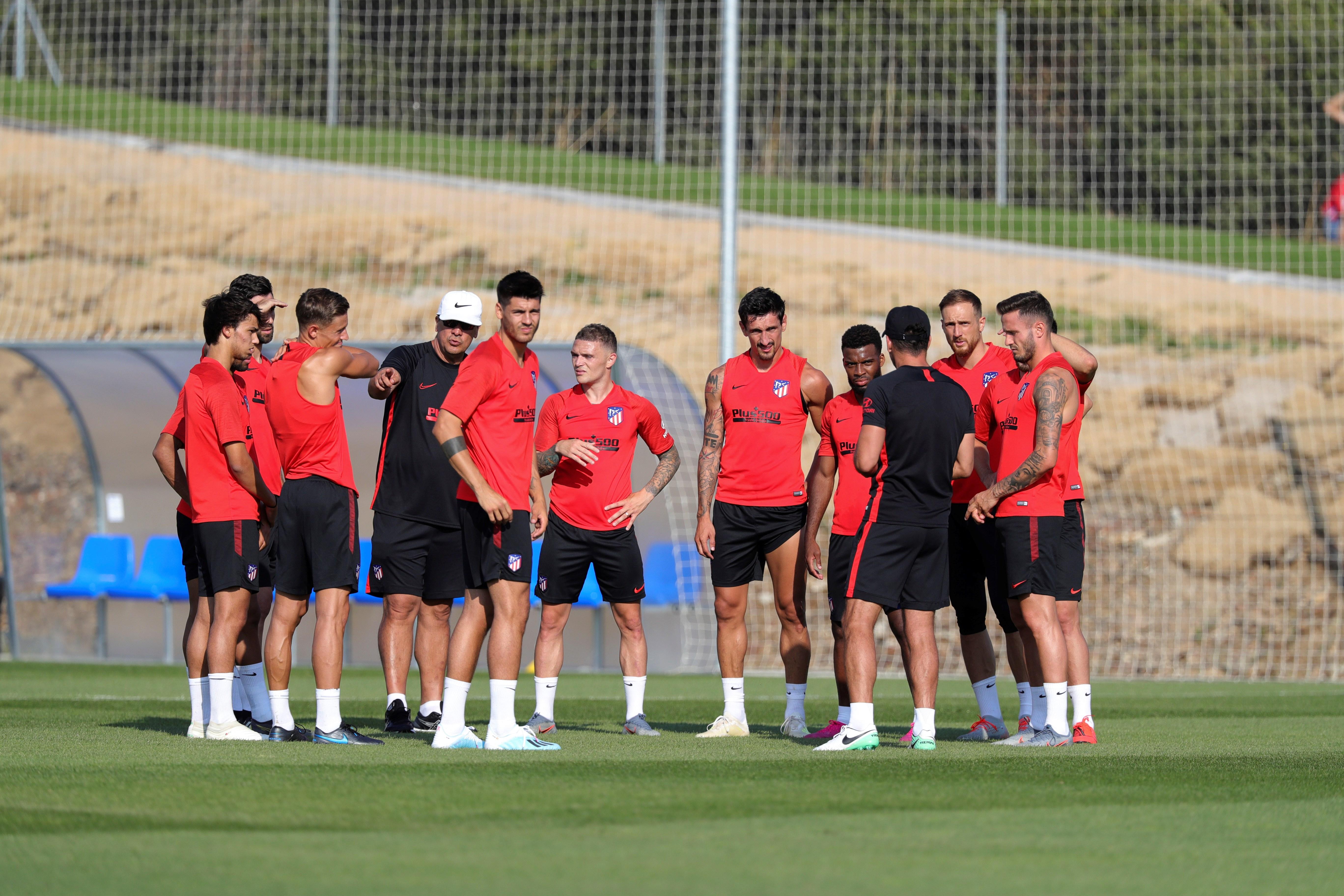 El técnico del Atlético de Madrid, Diego Simeone, ya puede contar con toda su artillería para la próxima temporada, tras las últimas llegadas de Kieran Trippier y Mario Hermoso, presentados ayer como nuevo jugadores rojiblancos (Foto Prensa Libre: EFE)