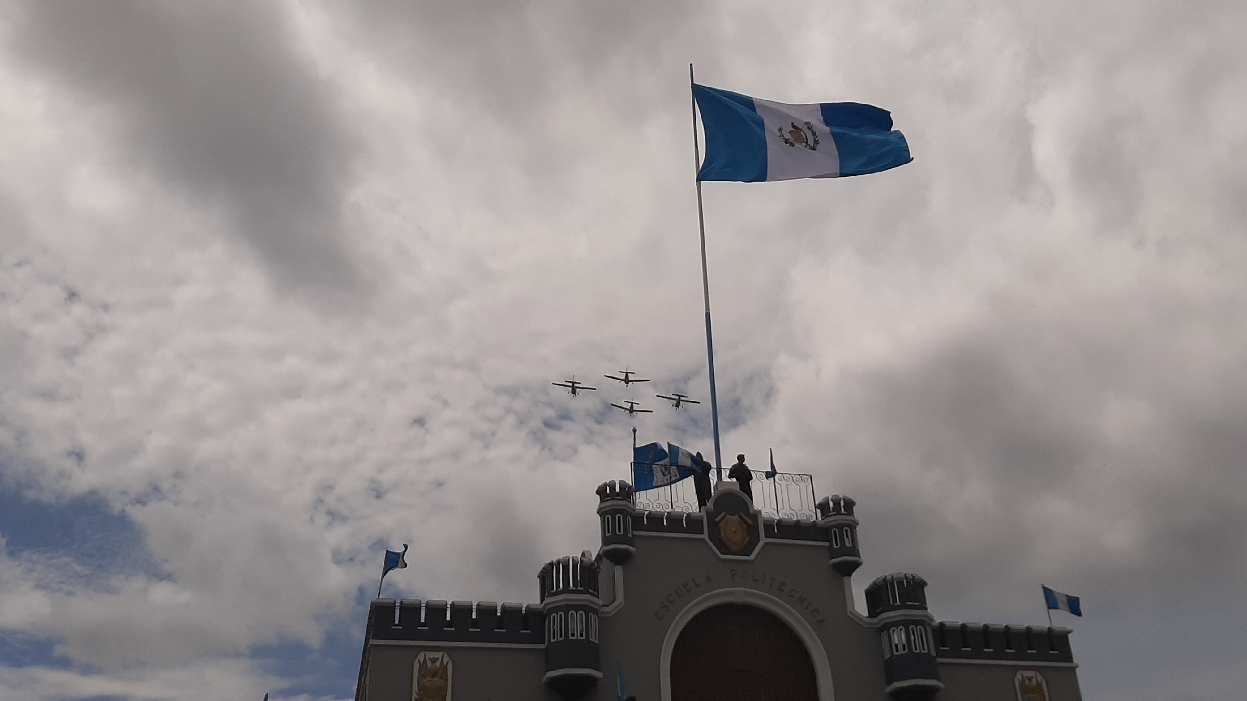 Cuatro aeronaves participaron en el desfile del Día del Ejército. (Foto Prensa Libre. Andrea Domínguez )