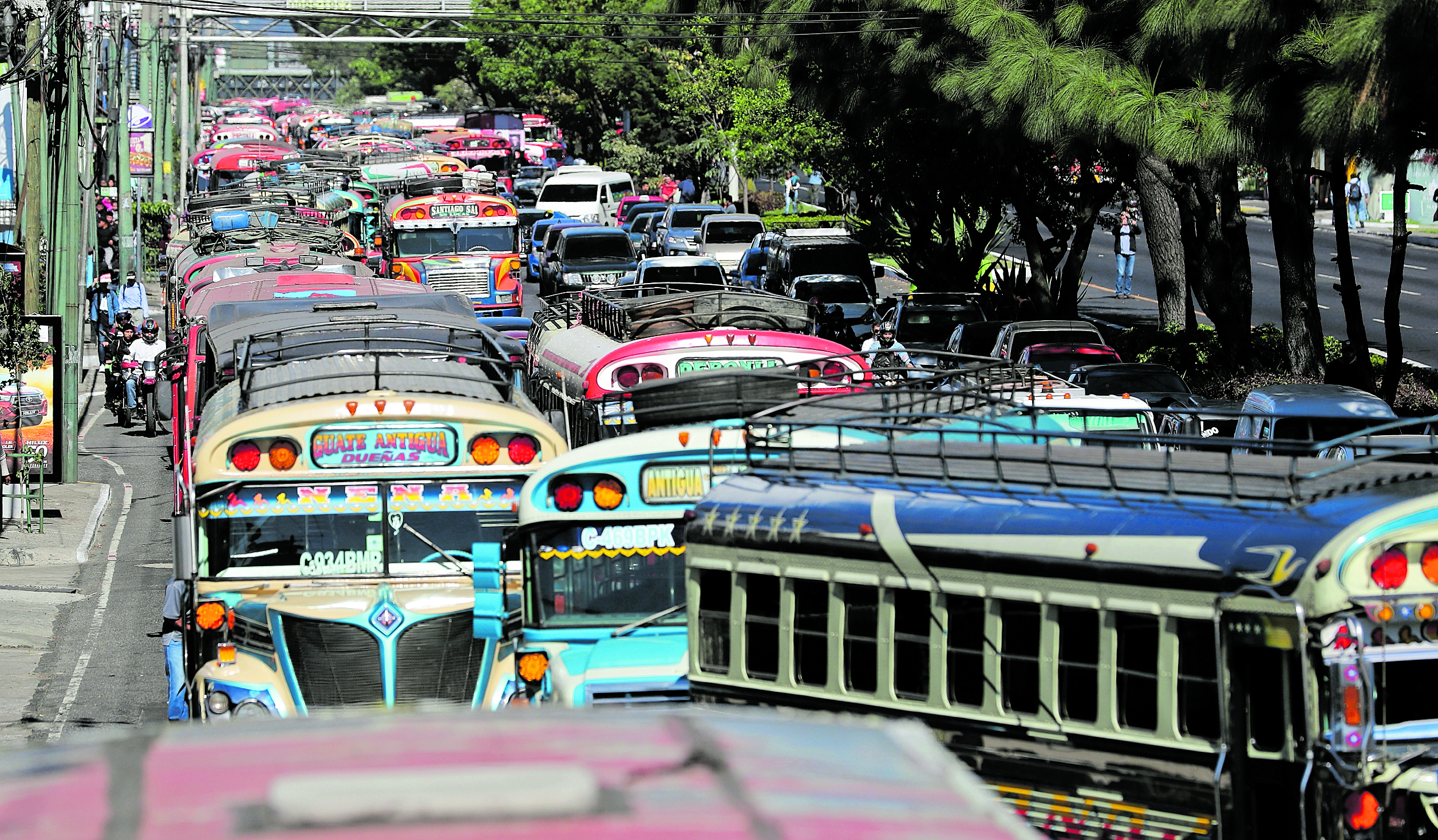 Pilotos de buses extraurbanos ven menos afluencia de pasajeros durante las fiestas decembrinas en comparación con otros años. (Foto Prensa Libre: Érick Ávila)