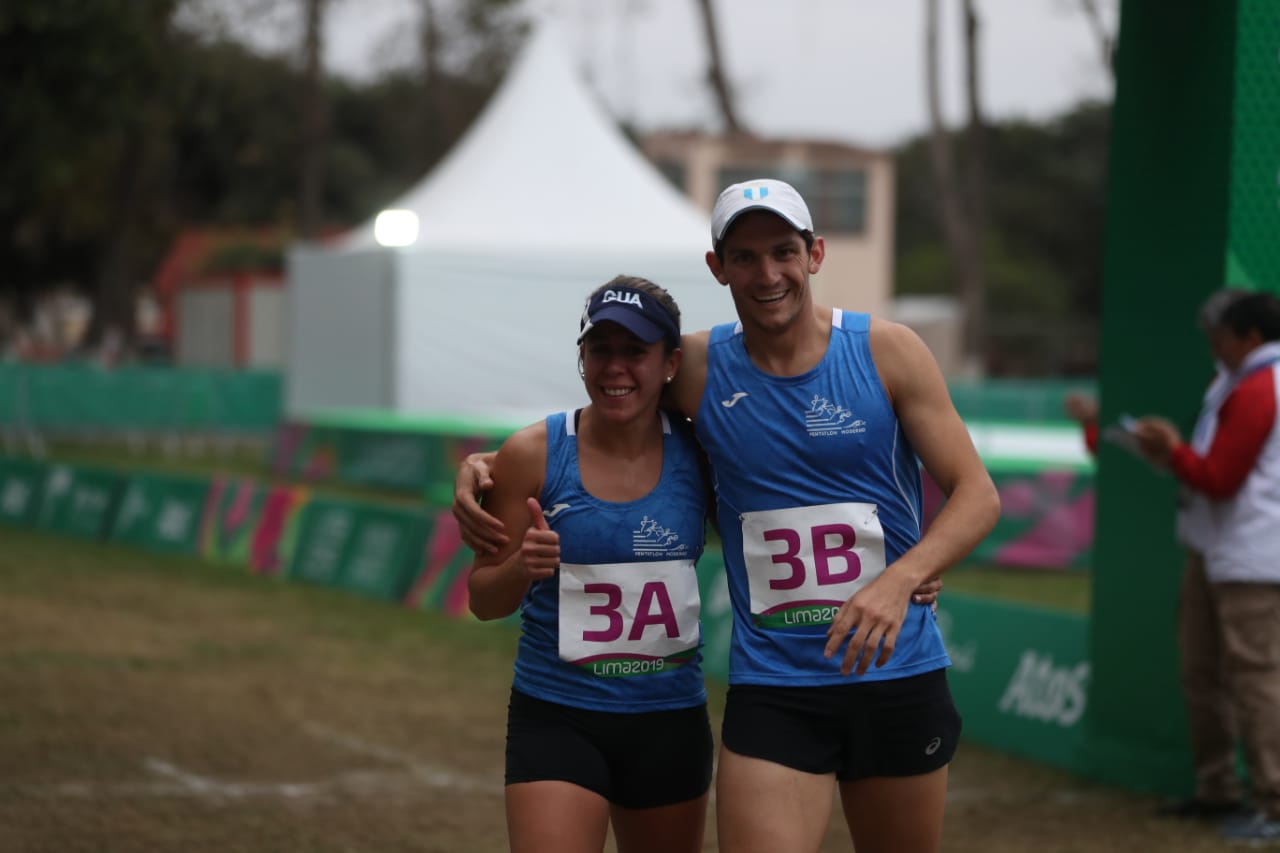 Diéguez y Fernández celebraron al final de la prueba combinada. (Foto Prensa Libre: Carlos Vicente)