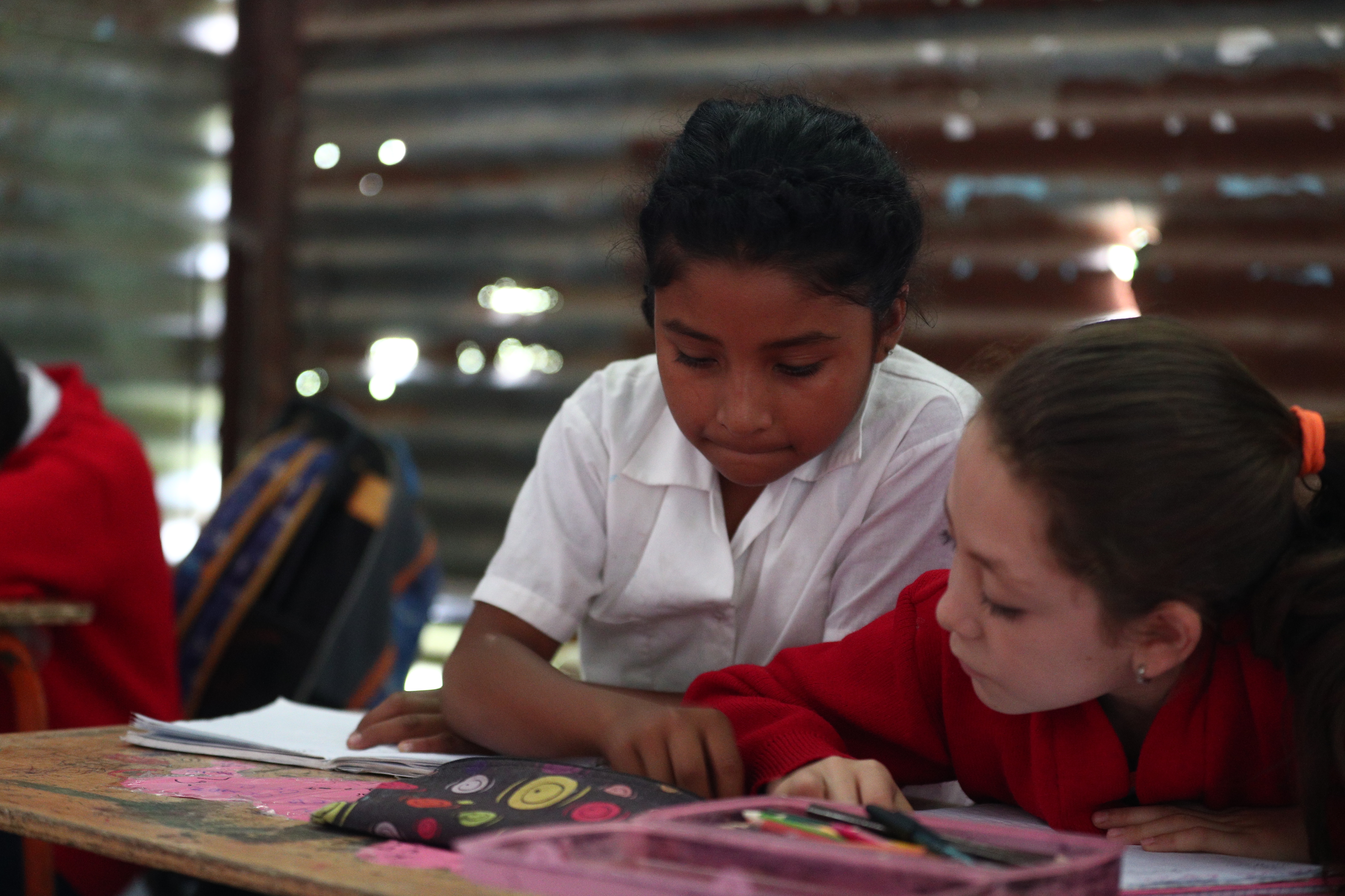 Niños en la Escuela Rural Mixta San Rafael Los Vados, en San Pedro Ayampuc, deben recibir clases en unas galeras donde la lluvia se cuela por los agujeros de las láminas, y en días soleados el calor se vuelve insoportable. (Foto Prensa Libre: Carlos Ovalle)