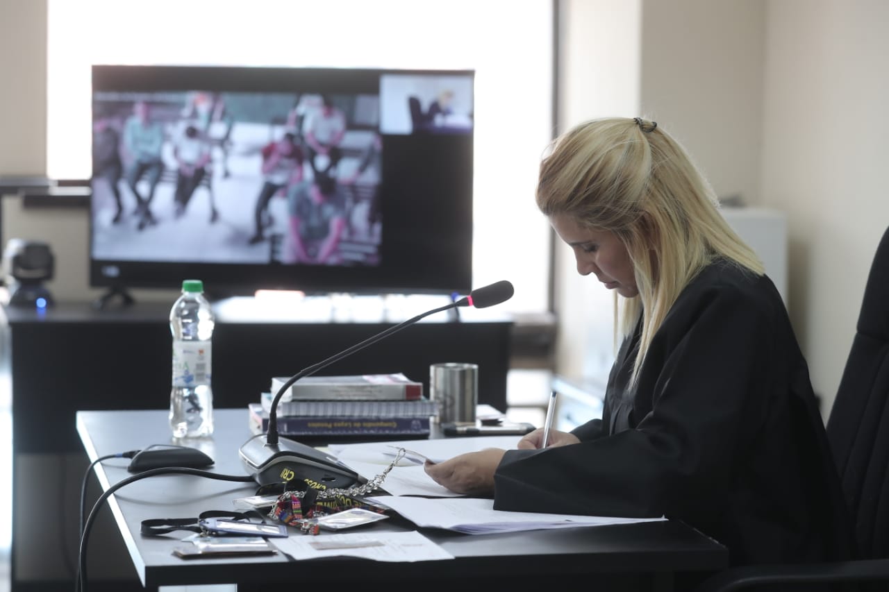 La jueza Eva Recinos fue paciente con las diversas acciones de los abogados de los procesados de la banda Los Marrocos. (Foto Prensa Libre: Juan Diego González)