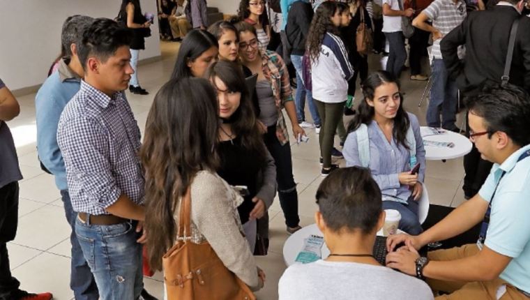 Miles de jóvenes buscan una oportunidad laboral, según el sector de empresarios el trabajo de tiempo parcial es una opción. (Foto, Prensa Libre: Hemeroteca PL).