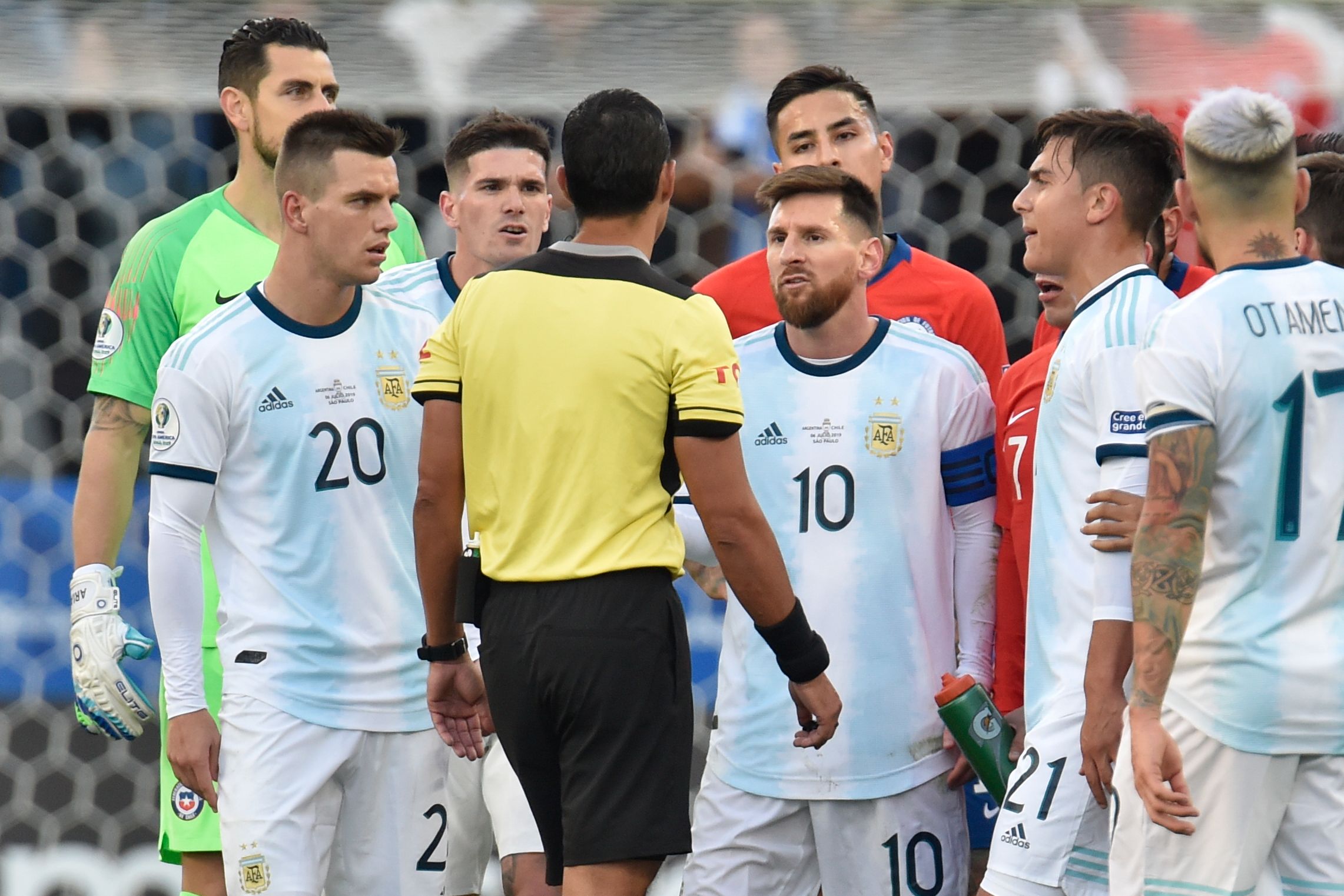 El delantero del FC Barcelona, habitualmente medido en sus declaraciones, volvió a explotar el sábado después de ser expulsado, en un lance con Gary Medel, quien también vio la roja, en la primera parte del partido que ganó Argentina a Chile (2-1) por el tercer puesto. (Foto Prensa Libre: AFP)