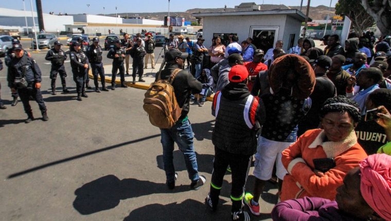 Las autoridades estadounidenses comenzarán con el programa de repatriación para migrantes. (Foto Prensa Libre: EFE) 