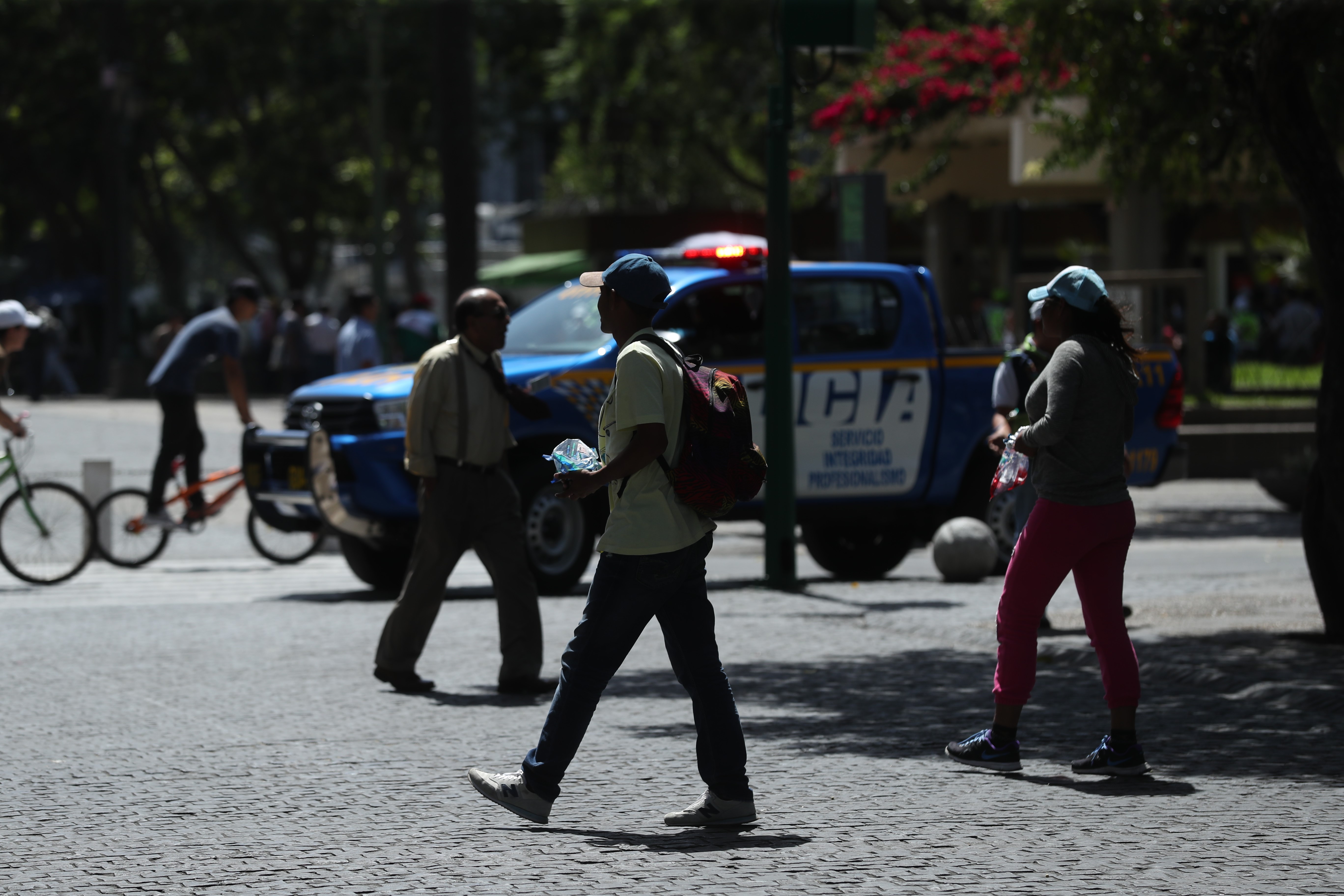 Una pareja de esposos salvadoreños venden dulces en el Centro Histórico para ganar dinero y continuar su viaje a EE. UU. (Foto Prensa Libre: Esbin García)