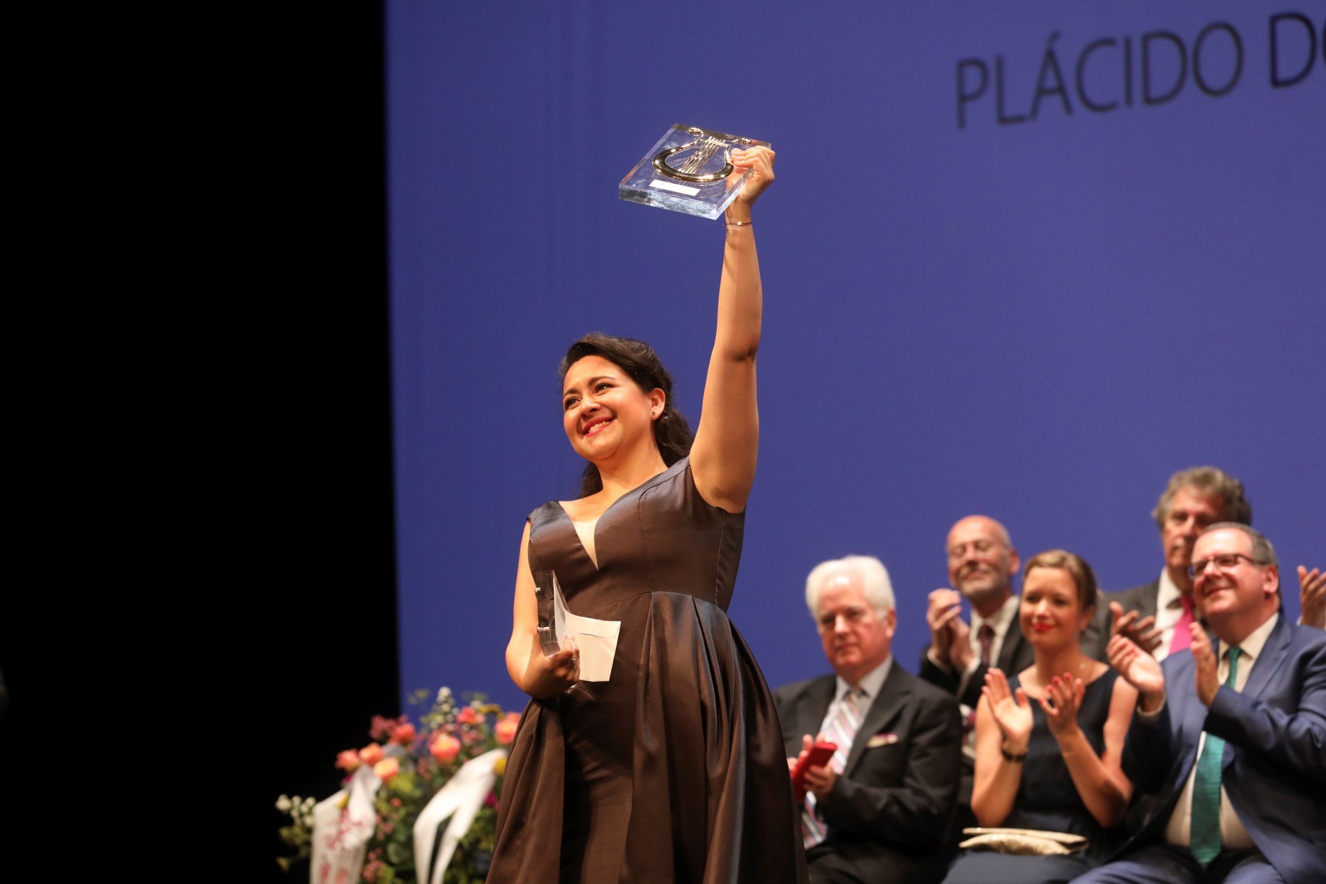  La soprano guatemalteca Adriana González ha sido la ganadora de la XXVII edición de Operalia, concurso fundado por el tenor Plácido Domingo, en las modalidades de ópera y zarzuela, hoy viernes en el Teatro Nacional de Praga. (Foto Prensa Libre: EFE/RADOVAN SUBIN)