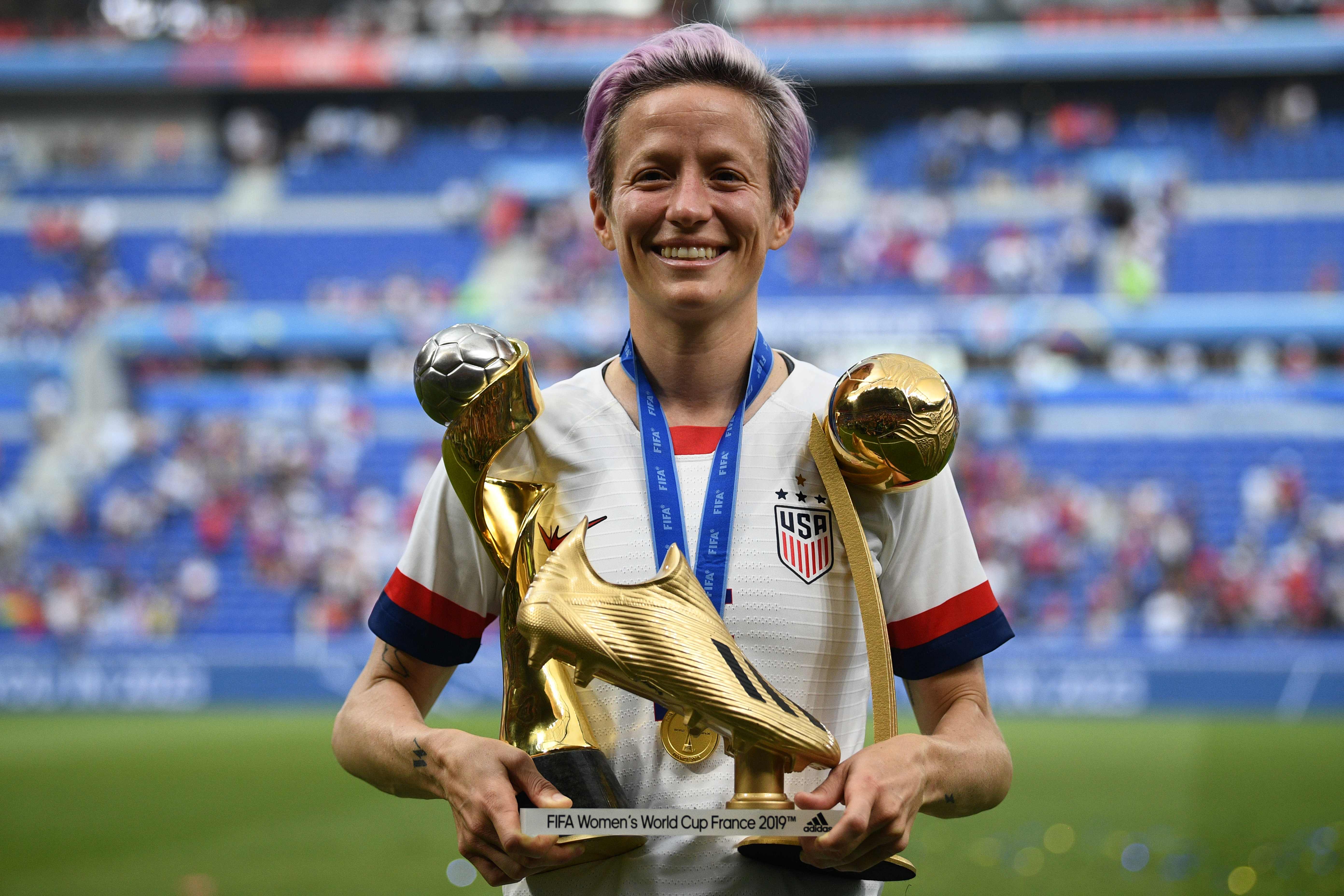 La estadounidense Megan Rapinoe posa con los dos trofeos que le entregaron, instantes después de haber ganado con su selección el Mundial femenino de futbol (Foto Prensa Libre: AFP)