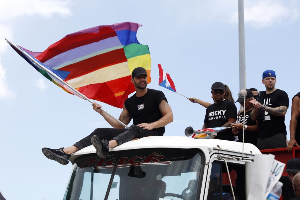 Algunos de los cantantes más conocidos de Puerto Rico como Ricky Martin, Bad Bunny, Olga Tañón, Kany García, Tommy Torres y Residente asisten de nuevo a una segunda macromanifestación para pedir la dimisión del gobernador de la isla, Ricardo Rosselló. (Foto Prensa Libre EFE)