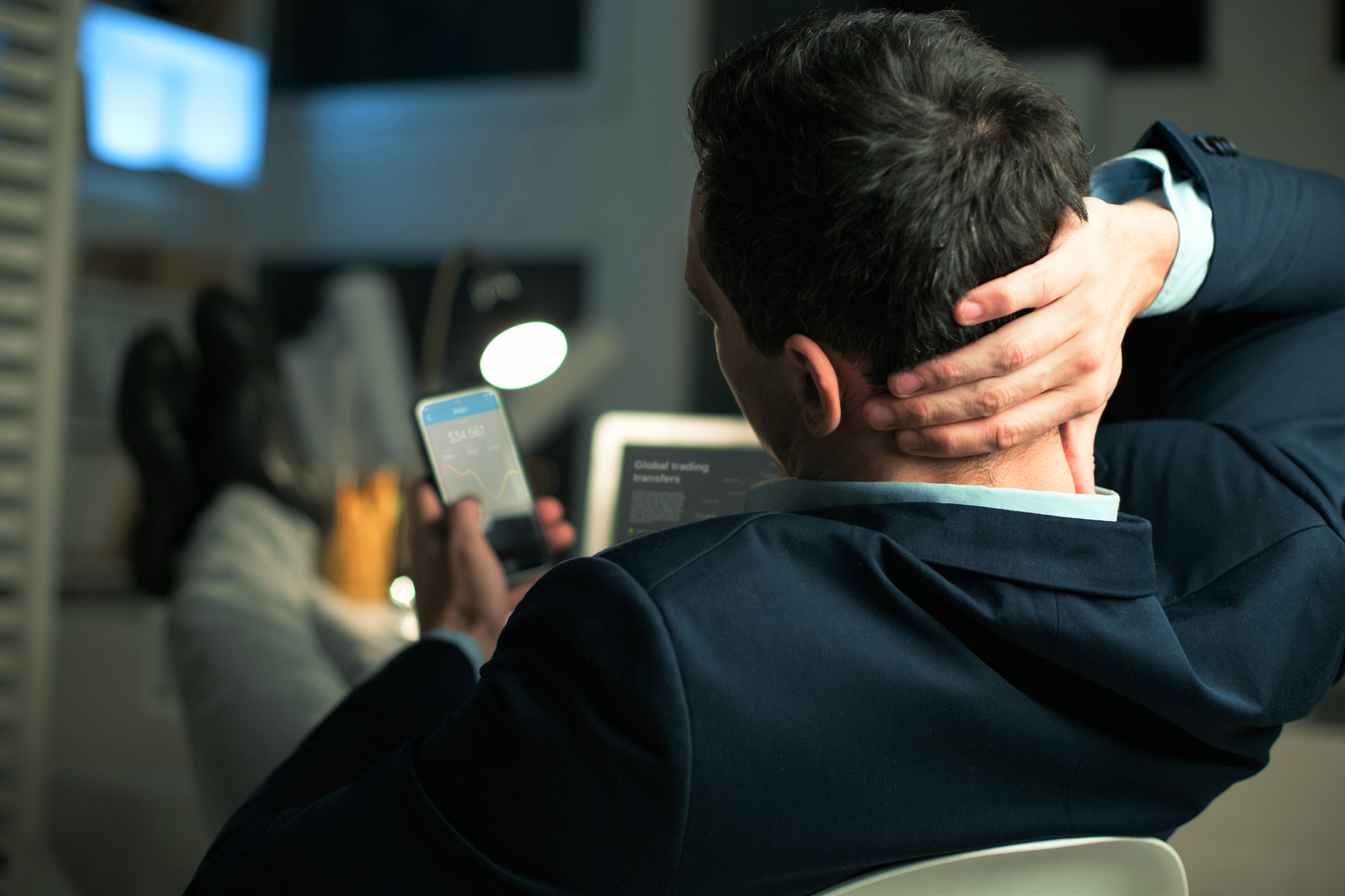 Si pasa demasiado tiempo en una mala postura por el  uso de teléfonos y otros dispositivos móviles tendrá consecuencias en su salud.  (Foto Prensa Libre: Servicios)