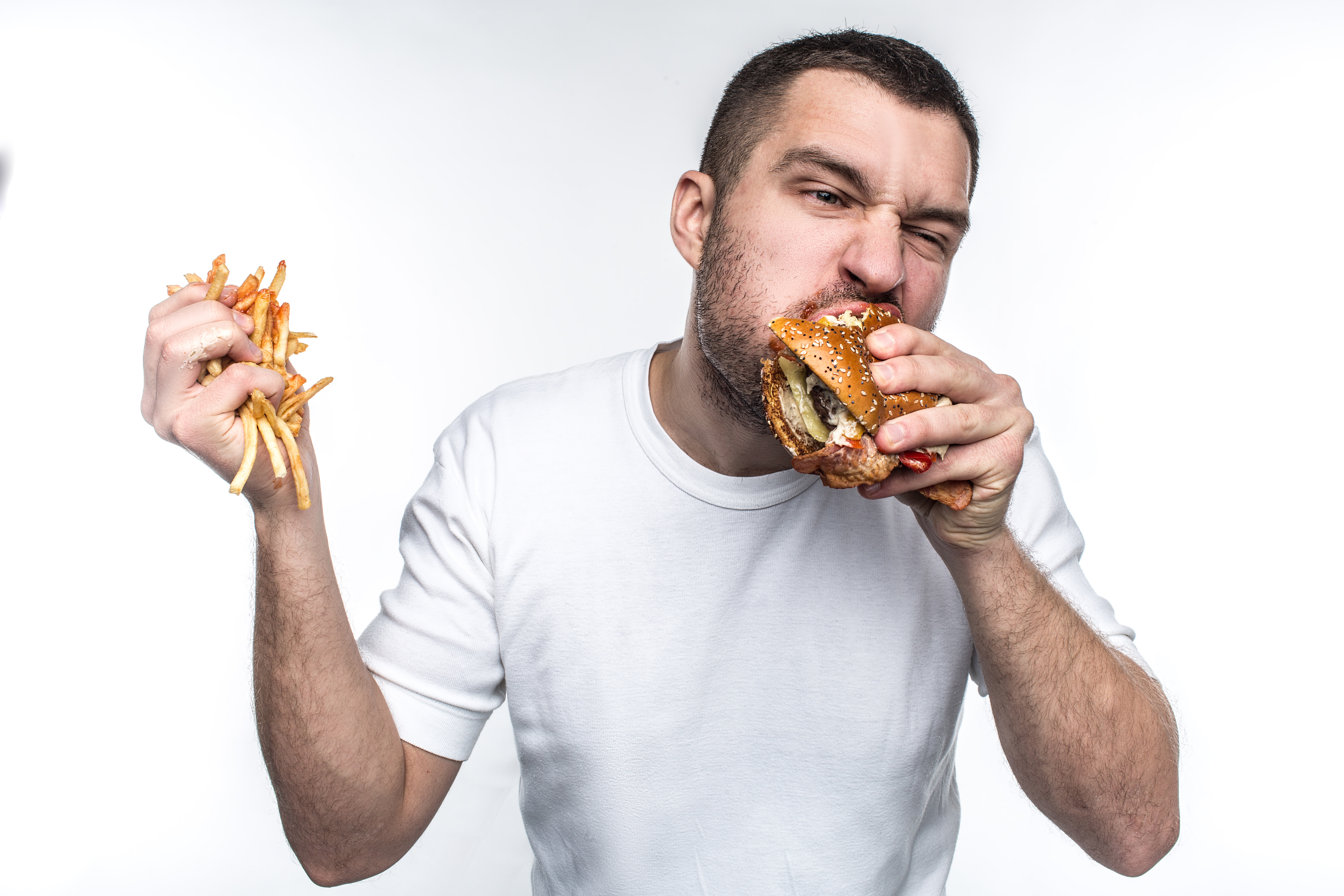 Además de subir de peso, comer demasiado rápido puede causarle graves problemas estomacales. (Foto Prensa Libre: Servicios)