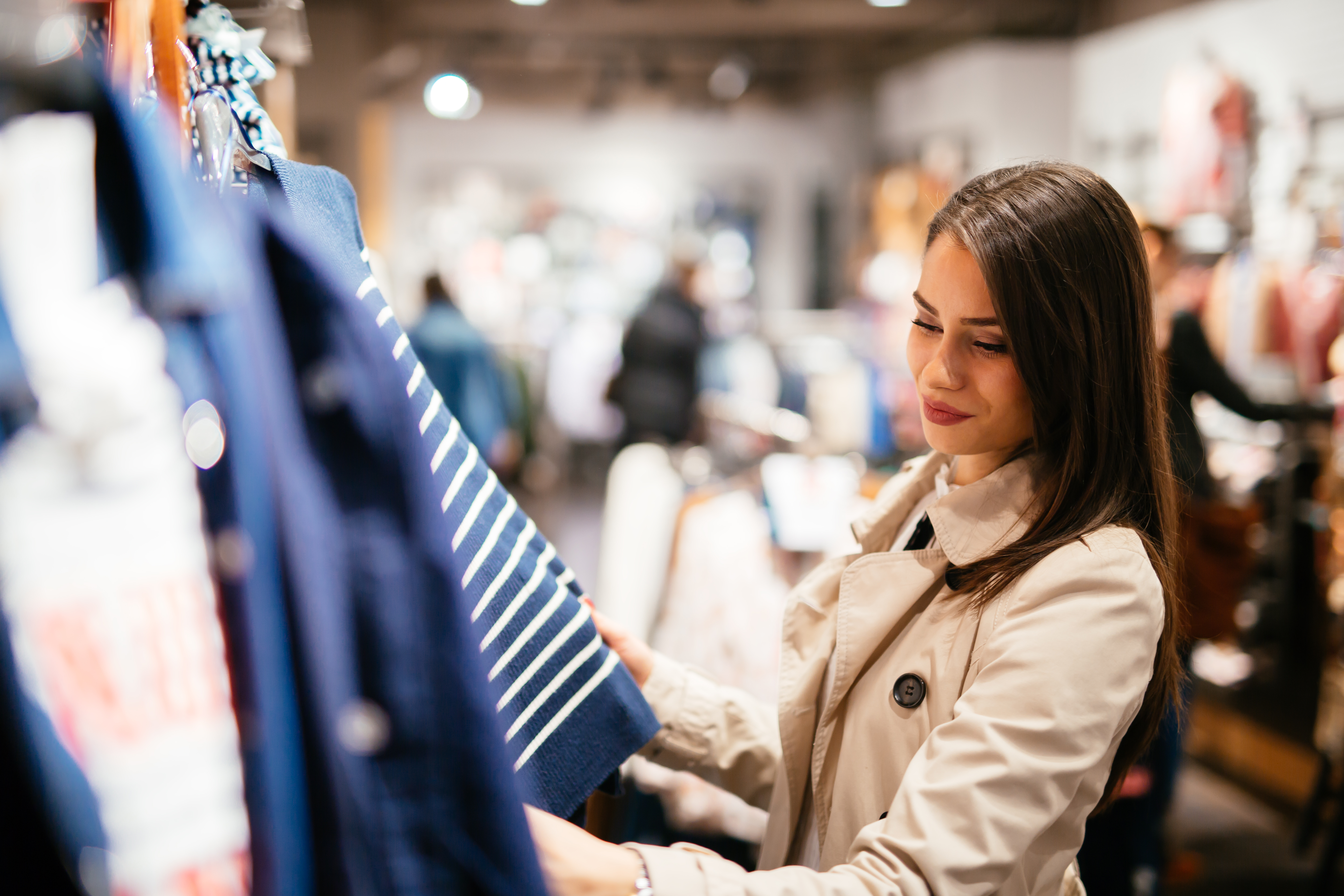 Vístase muy cómoda y ármese de paciencia para visitar las tiendas. Las colas serán mucho mayores que las tradicionales, pero es importante que se mida toda la ropa porque no suele haber devolución en productos ofertados.  (Foto Prensa Libre: Shutterstock)