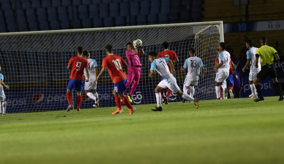 Guatemala y Costa Rica miden fuerzas en el partido de ida el camino al Preolímpico. (Foto Prensa Libre: Francisco Sánchez)