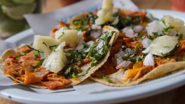 Netflix busca dar voz al universo que alberga el taco, un singular platillo. (Foto Prensa Libre: Forbes)