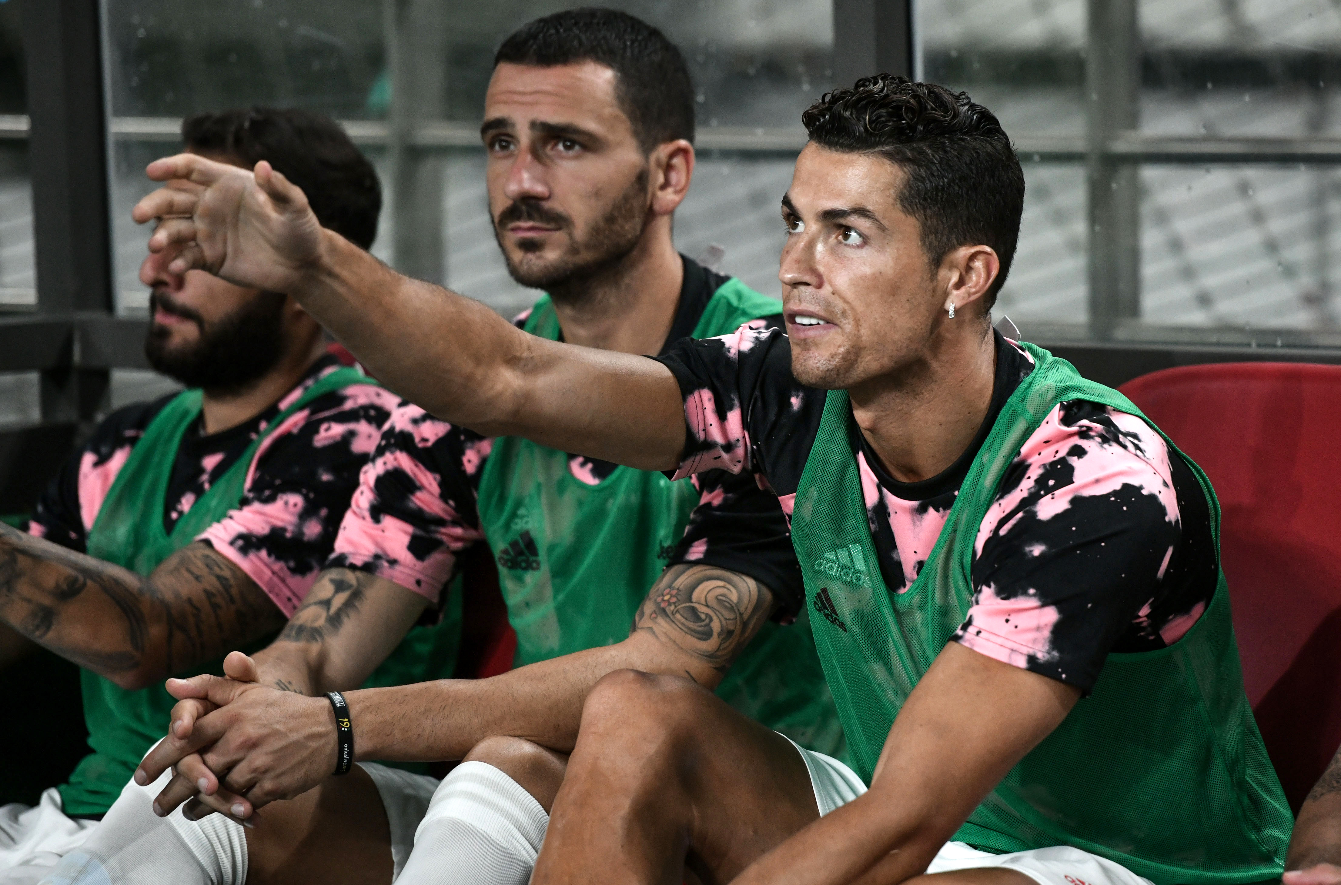 Cristiano Ronaldo observa el partido desde el banquillo. (Foto Prensa Libre: AFP) 