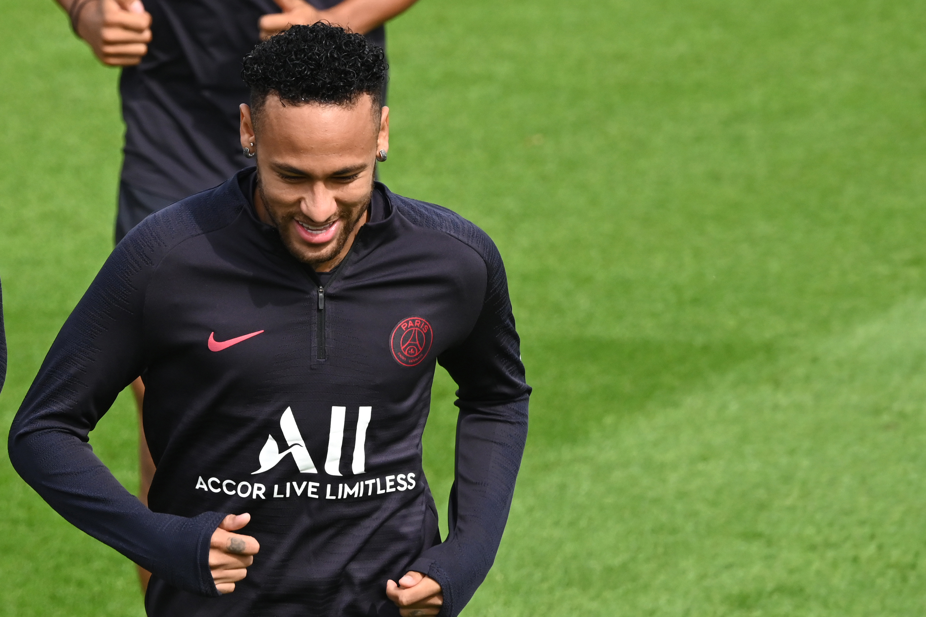 Neymar no define aún a su futuro equipo. (Foto Prensa Libre: AFP) 