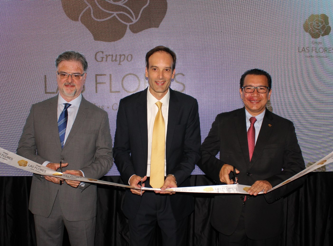 Arq. Pablo Martínez Lanz, socio fundador de la firma Vía Arquitectura y Diseño; Ing. Rodrigo Castillo, vicepresidente del Grupo Abarca, acompañados de Erick Estrada, gerente general de Grupo Las Flores, realizan el corte de cinta en la inauguración de Capillas Las Flores, Américas. (Prensa Libre: cortesía Capillas Las Flores)