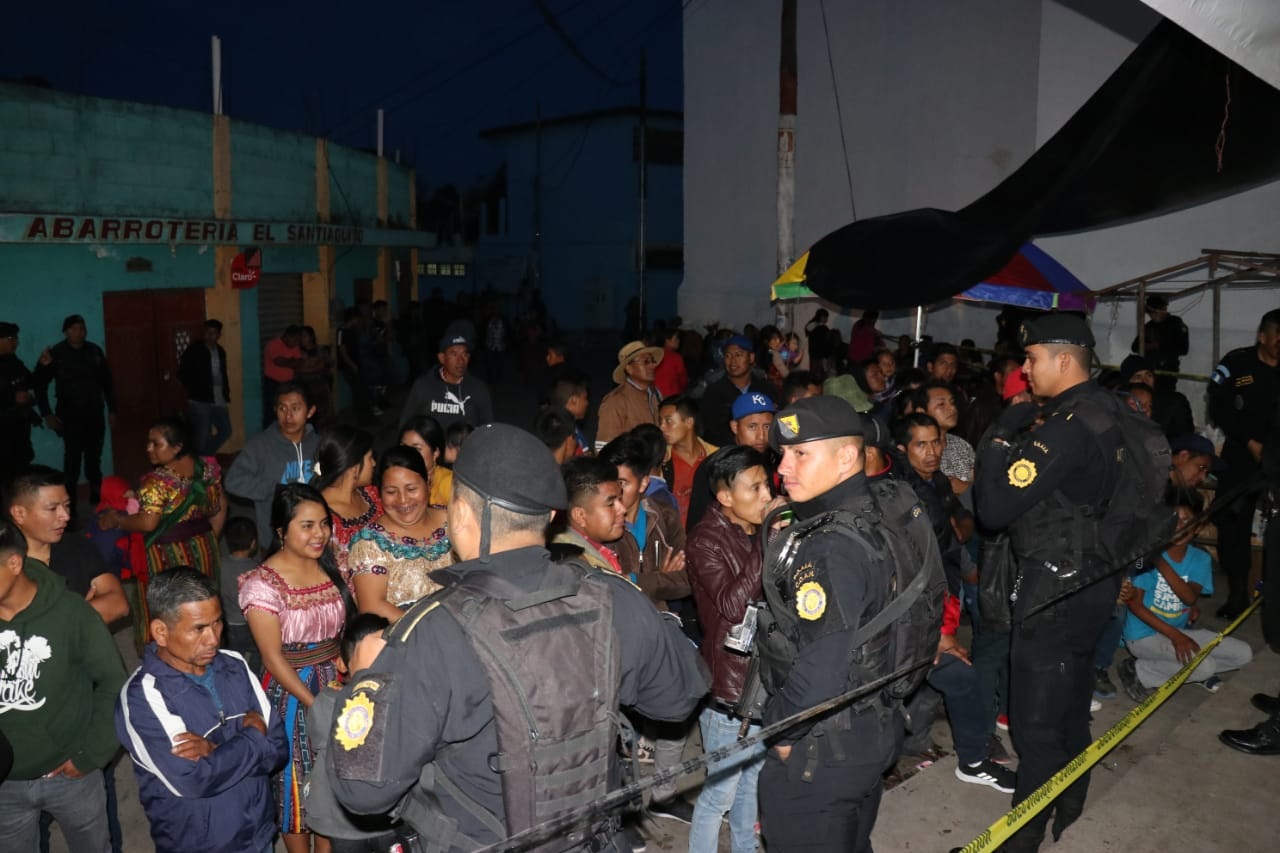 Agentes de la PNC resguardaron la sede de la Junta Electoral Municipal para evitar disturbios. (Foto Prensa Libre: Héctor Cordero).