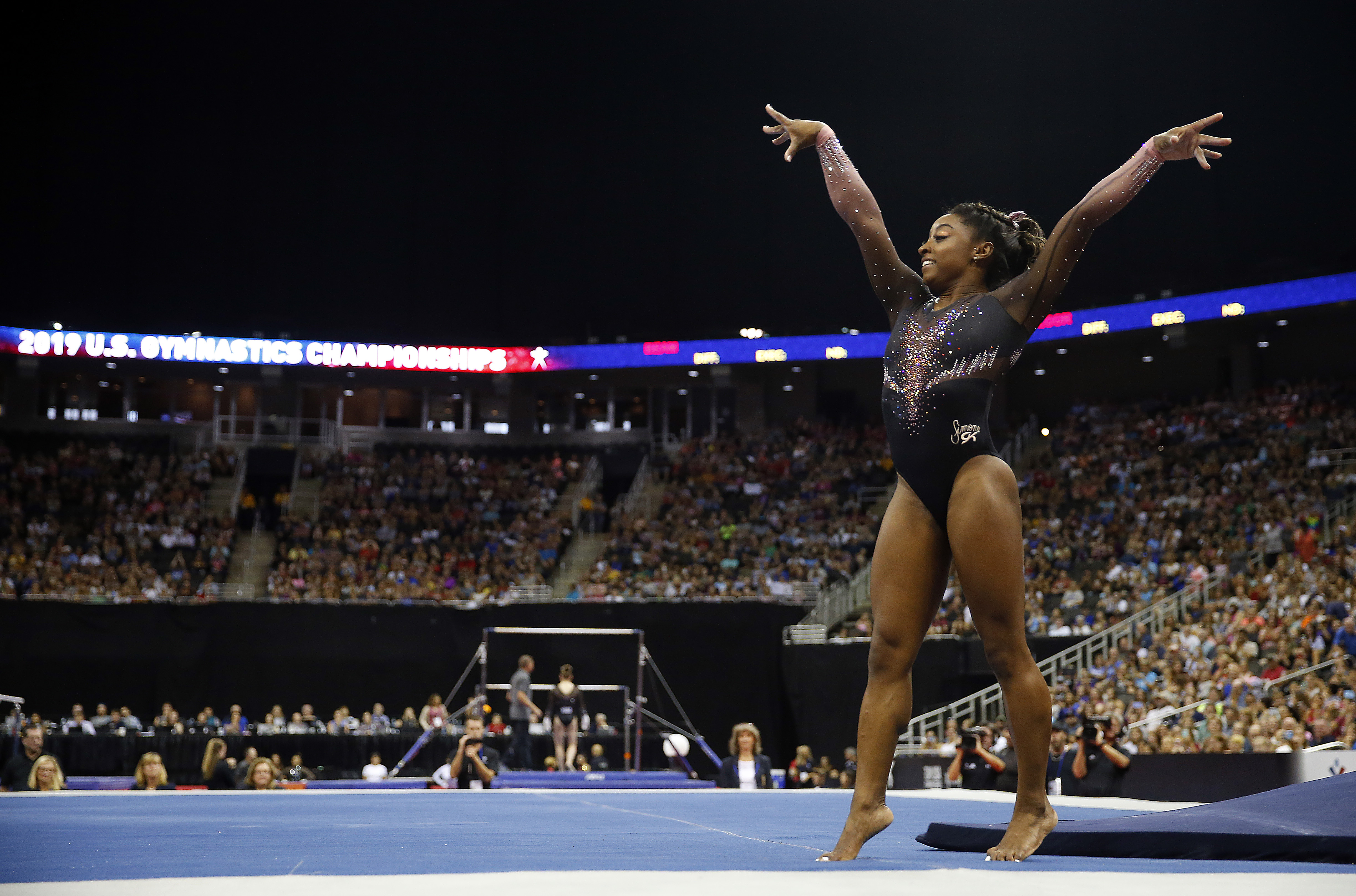 Simone Biles sorprendió al mundo con un espectacular salto. (Foto Prensa Libre: AFP)