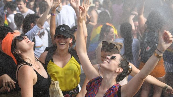 Los parisinos se han tenido que refrescar este verano con la llegada de dos olas de calor. GETTY IMAGES