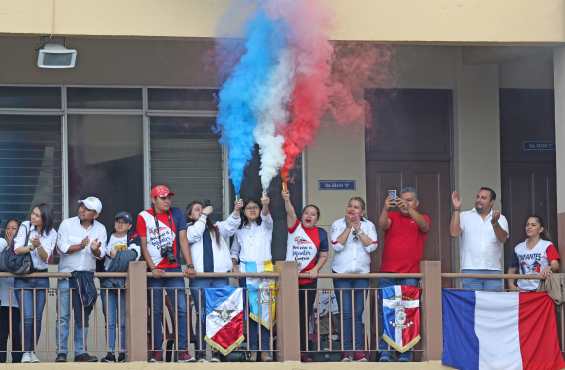 La porra de padres de familia y ex alumnos estuvo ubicada en el ala derecha del festival. Foto Prensa Libre: Óscar Rivas