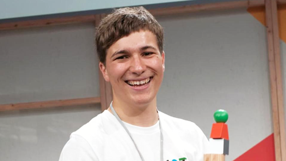 Fionn Ferreira fue premiado por su invento para extraer microplásticos del agua con imanes.