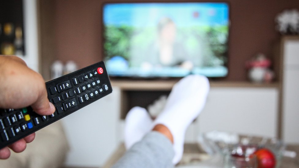 Los dispositivos más famosos de "streaming" como el de Google (Chromecast), Amazon (Fire TV Stick) o Apple (Apple TV) necesitan un mando para poder usarse. (Foto Prensa Libre: Getty Images)