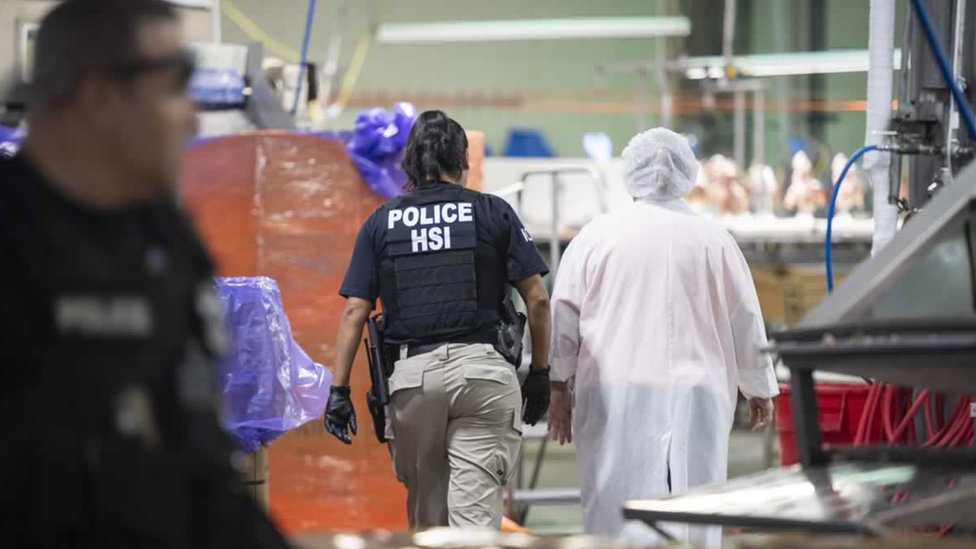 Las redadas realizadas el miércoles en seis localidades del estado de Misisipi suponen la mayor operación de este tipo en una década en EE.UU. (Foto Prensa Libre)