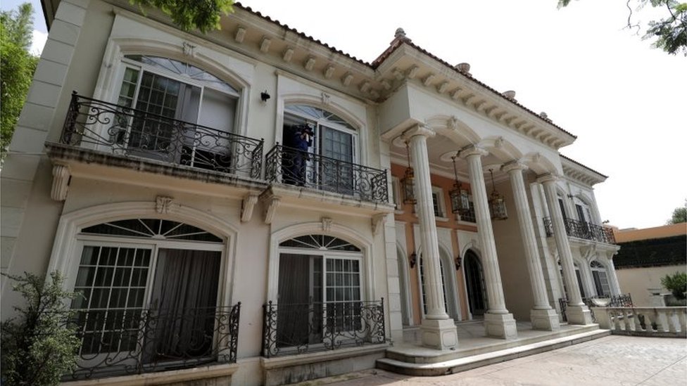 Cuatro pilares adornan la entrada de una residencia subastada por el gobierno de México. Foto:Reuters