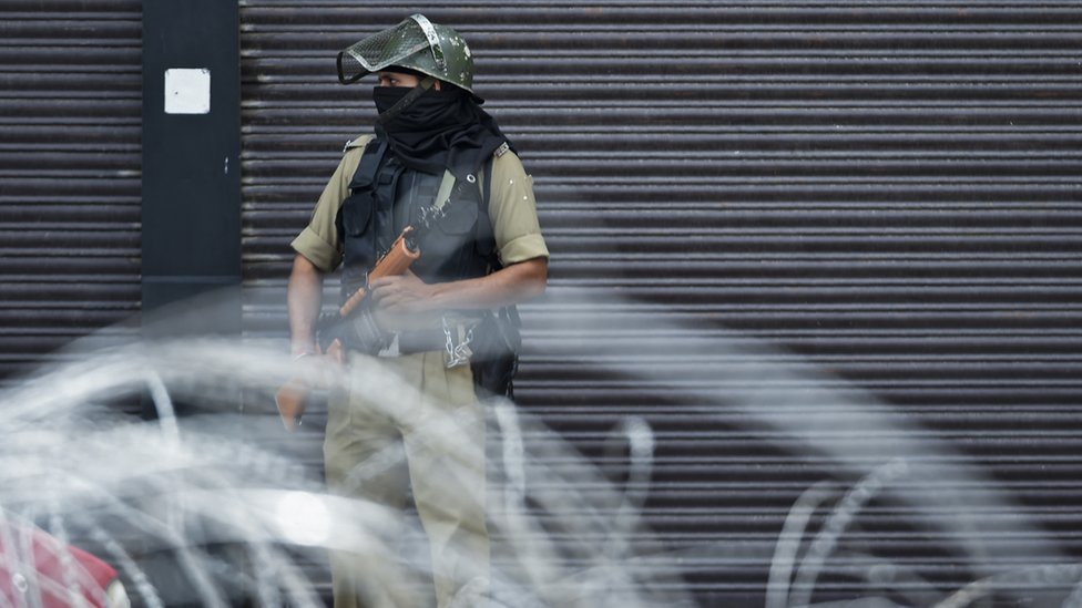 Un personal de seguridad hace guardia en una calle de Srinagar el 28 de agosto de 2019. El valle del Himalaya está bajo un estricto bloqueo, con movimientos restringidos y con servicios de telefonía e Internet cortados desde el 5 de agosto. Foto:Getty Images