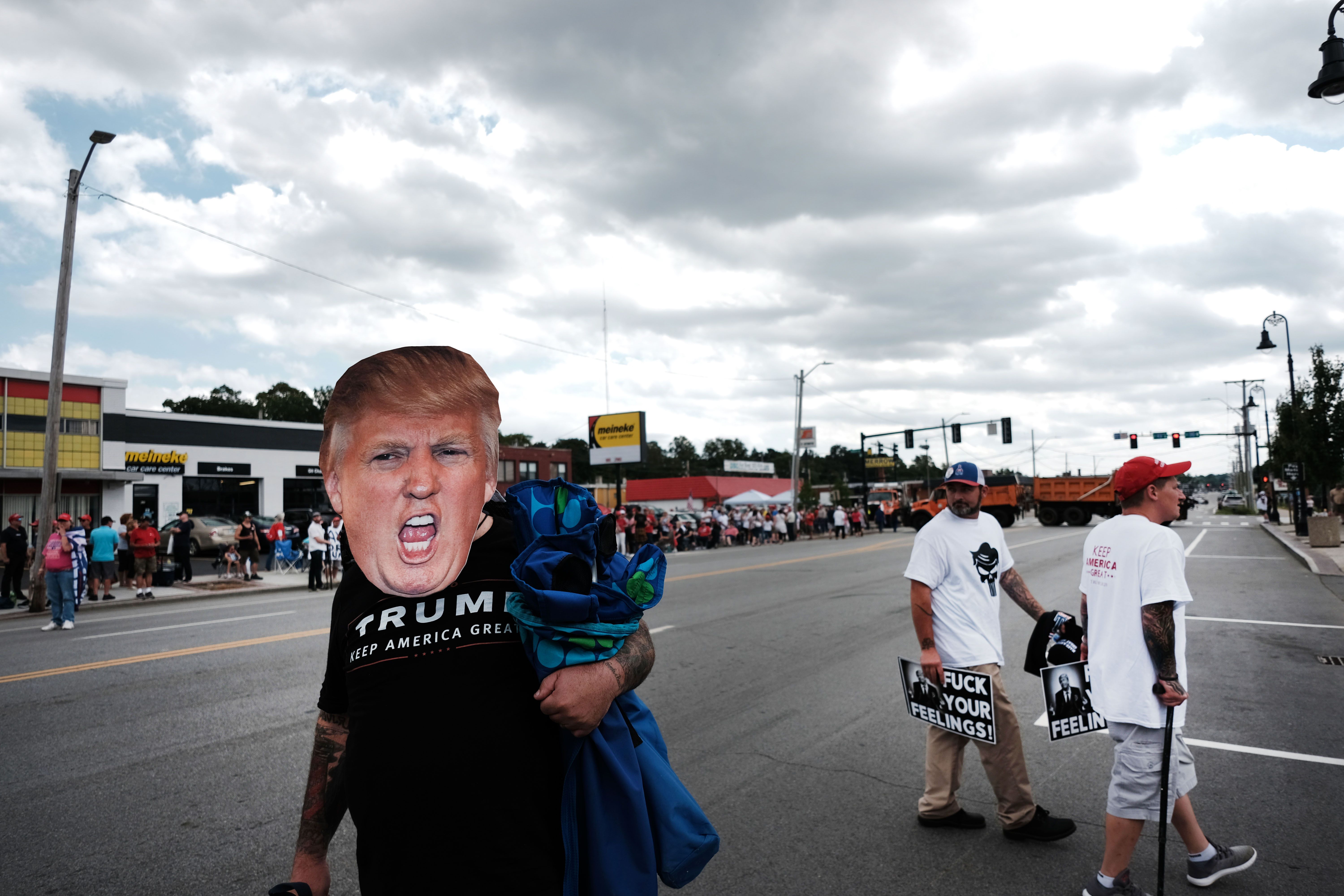 Los partidarios de Donald Trump se reúnen fuera de una arena en Manchester antes de un mitin nocturno programado por Trump. (Foto Prensa Libre AFP).