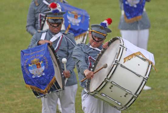 Las gotas de lluvia resaltan durante la presentación de la banda marcial del Infantes. Foto Prensa Libre: Óscar Rivas