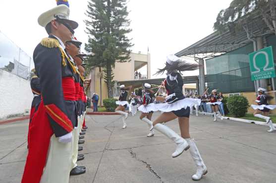 El escuadrón de batonistas del Liceo Mercantil realiza su presentación en el desfile inaugural. Foto Prensa Libre: Óscar Rivas