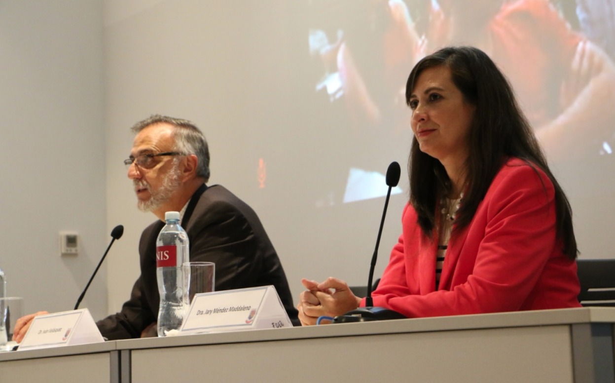 El jefe de la Comisión Internacional contra la Impunidad en Guatemala, Iván Veláquez, junto a la decana Jary Méndez en la conferencia: “Lucha contra la corrupción" del 26 de febrero el 2016. (Foto Prensa Libre: Tomada de unis.edu.gt)