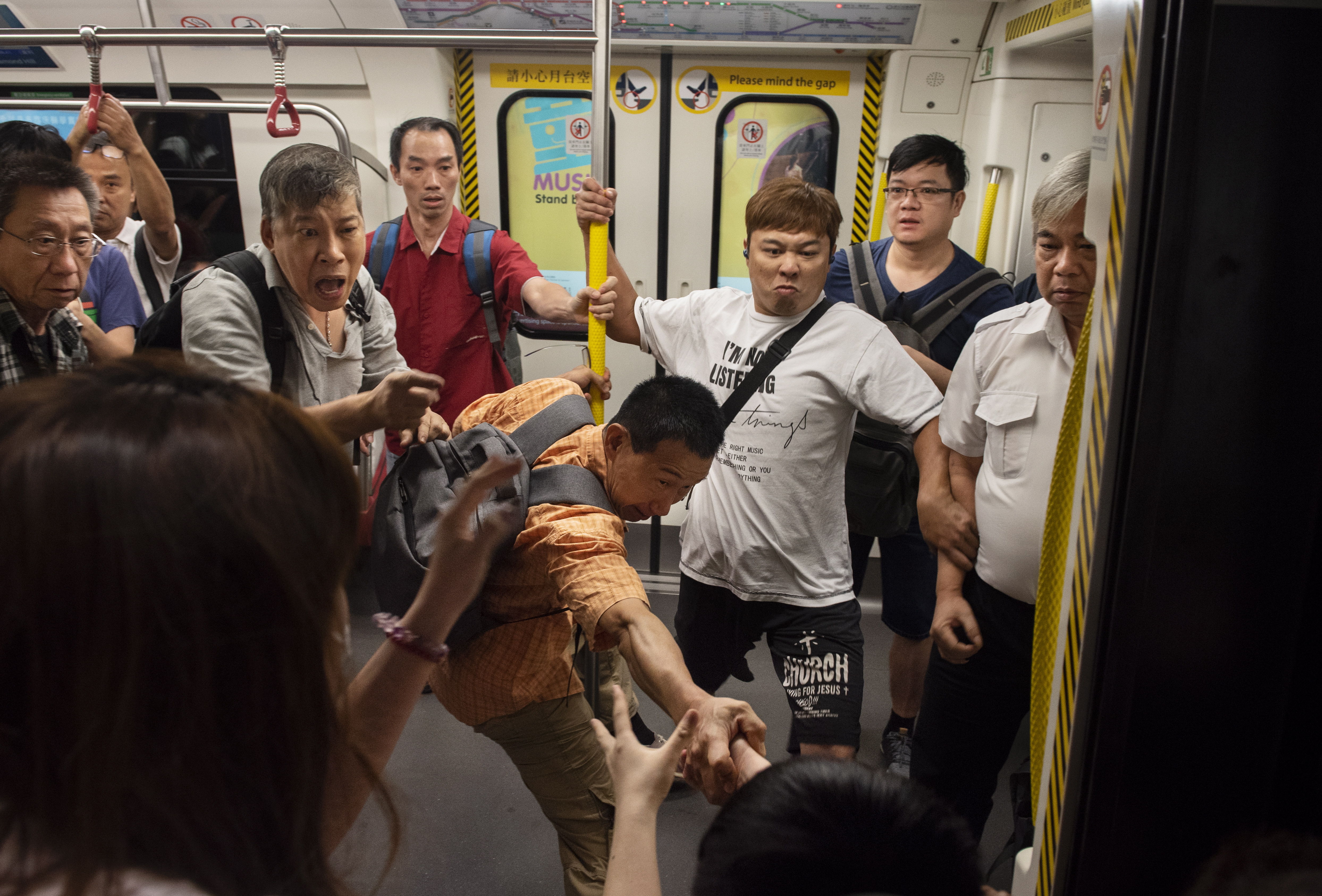 Manifestantes y viajeros se enfrentan en un tren subterráneo del Tren de Tránsito Masivo (MTR) mientras los manifestantes interrumpen los servicios al evitar que las puertas del tren se cierren en la estación Diamond Hill. (Foto Prensa Libre: EFE)