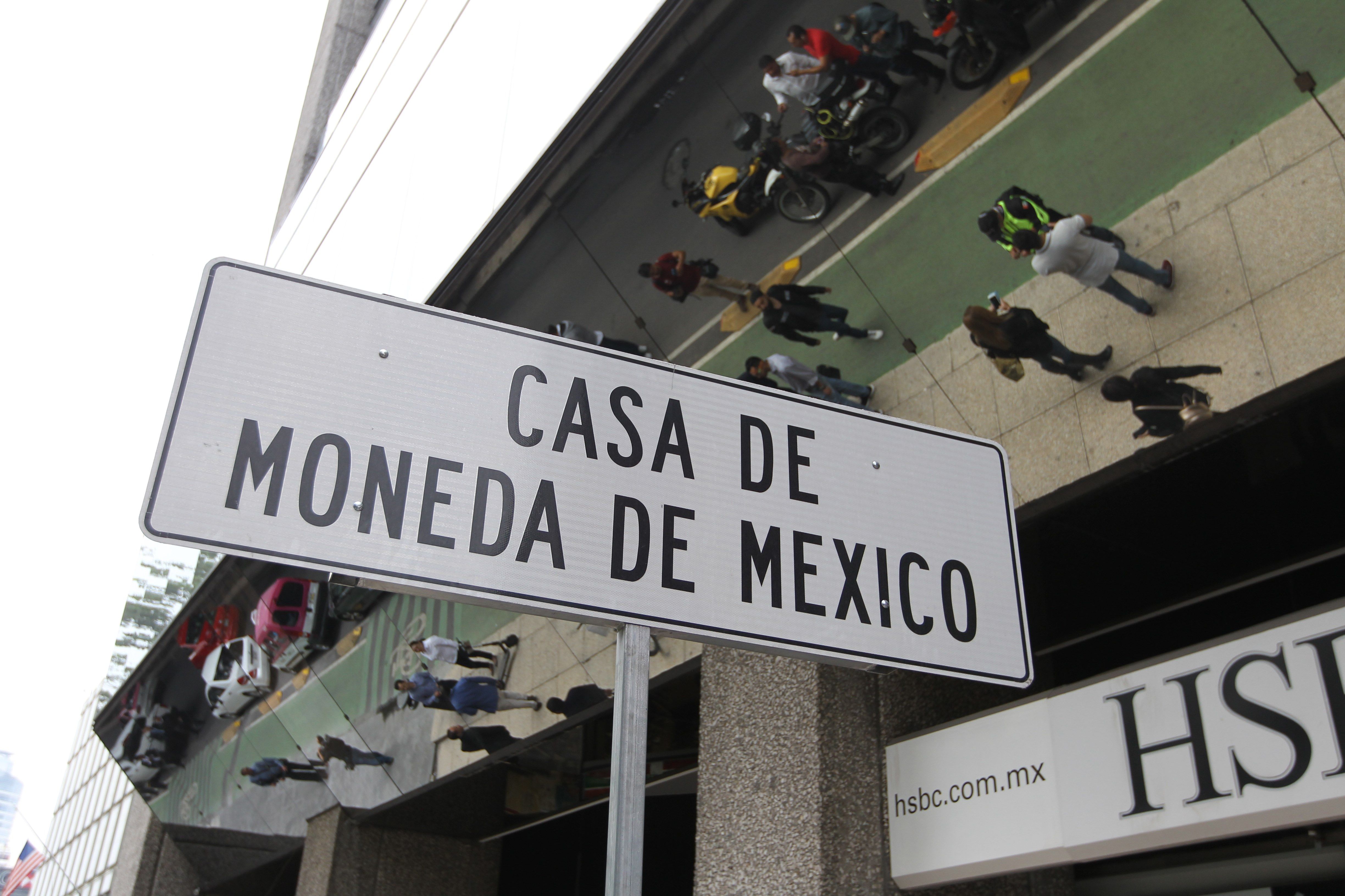 Vista de una señal de ubicación frente a la Casa de Moneda, ubicada en el Paseo de la Reforma de la Ciudad de México. (Foto Prensa Libre EFE)